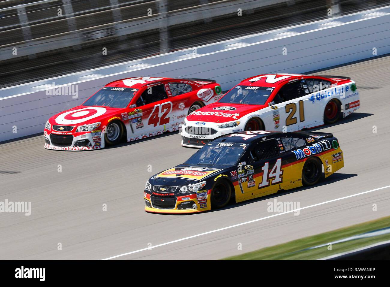 12 juin 2016 - Brooklyn, mi, États-Unis - Brooklyn, mi - 12 juin 2016 : Kyle Larson (42 ans), Ryan Blaney (21 ans) et Tony Stewart (14 ans) se battent pour la position lors du FireKeepers Casino 400 au Michigan International Speedway à Brooklyn, mi. (Crédit image : © ASP/CSM via ZUMA Wire) Banque D'Images 12 juin 2016 - Brooklyn, mi, États-Unis - Brooklyn, mi - 12 juin 2016 : Kyle Larson (42 ans), Ryan Blaney (21 ans) et Tony Stewart (14 ans) se battent pour la position lors du FireKeepers Casino 400 au Michigan International Speedway à Brooklyn, mi. (Crédit image : © ASP/CSM via ZUMA Wire) Banque D'Images