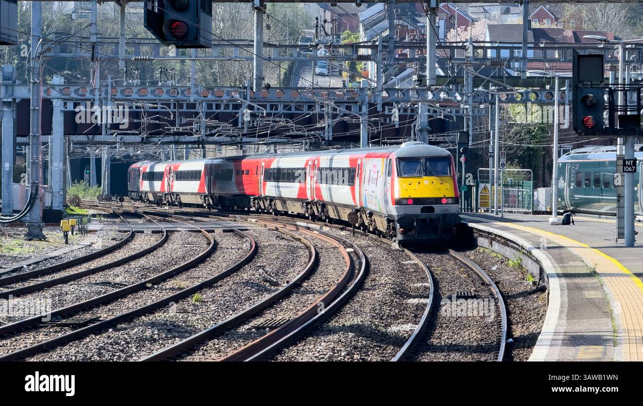 Newport, pays de Galles, Royaume-Uni - 1er avril 2025 ; transport for Wales DVT Driving Van Trailer 82216 sur un train express diesel en direction de l'ouest Banque D'Images