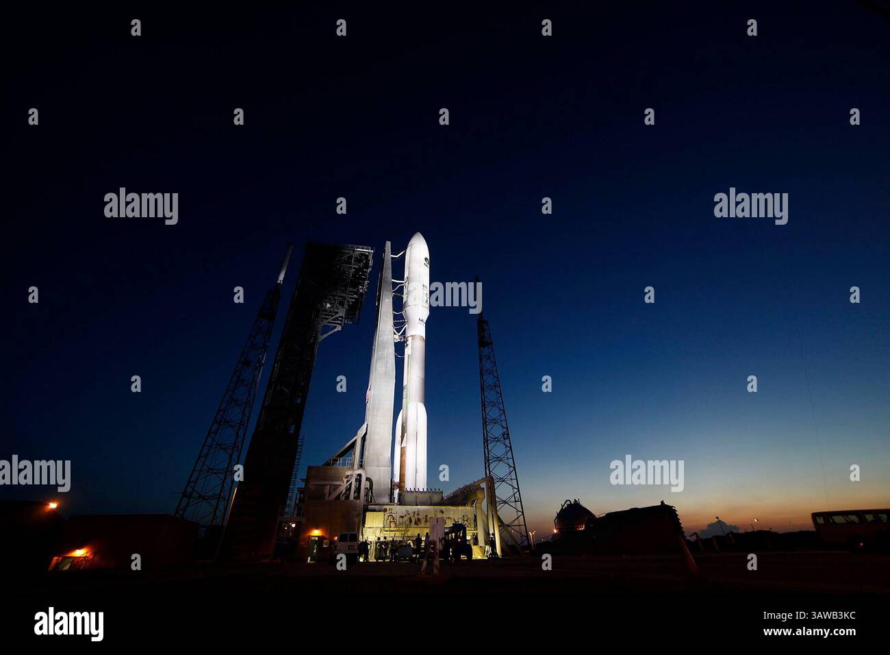 24 juin 2016 - Cape Canaveral, États-Unis d'Amérique - les opérations de ravitaillement cryogénique sont en cours alors que nous comptons à rebours jusqu'au lancement de #AtlasV avec #MUOS-5. Quelques photos de la fusée sur la plateforme ce matin. Lockheed Martin Space and Naval Warfare Systems Command (SPAWAR) 45e escadre spatiale à la base aérienne Patrick, en Floride (crédit image : © Ula01/Planet Pix via ZUMA Wire) Banque D'Images