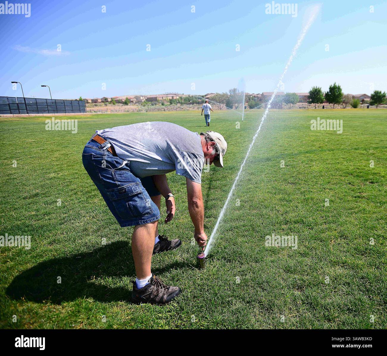 23 juin 2016 - Albuquerque, NOUVEAU MEXIQUE, États-Unis - 062316.Rio Rancho Parks Department employés Kevin Kraft,,, Foreground et Larry Panozzo, ajustent les gicleurs au champ Parsons . Photographié le jeudi 23 juin 2016. Adolphe Pierre-Louis/JOURNAL. (Crédit image : © Adolphe Pierre-Louis/Albuquerque Journal via ZUMA Wire) Banque D'Images