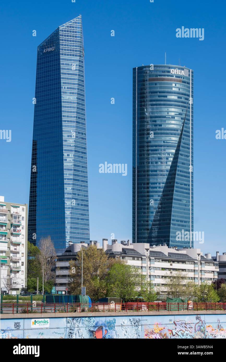 La Torre de cristal est un gratte-ciel de 249 mètres de haut et de 50 étages situé à Madrid (Espagne), dans le complexe Cuatro Torres Business Area, dans le Fuencarral-El par Banque D'Images