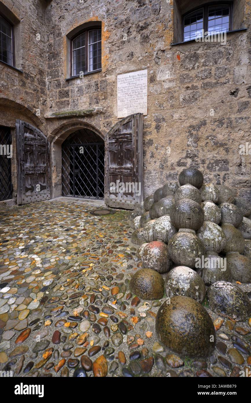 Burghausen, Allemagne - 18 septembre 2022 : intérieur du château de Burghausen, le plus long château du monde, situé dans l'État allemand de Bavière. Éditorial. Banque D'Images Burghausen, Allemagne - 18 septembre 2022 : intérieur du château de Burghausen, le plus long château du monde, situé dans l'État allemand de Bavière. Éditorial. Banque D'Images