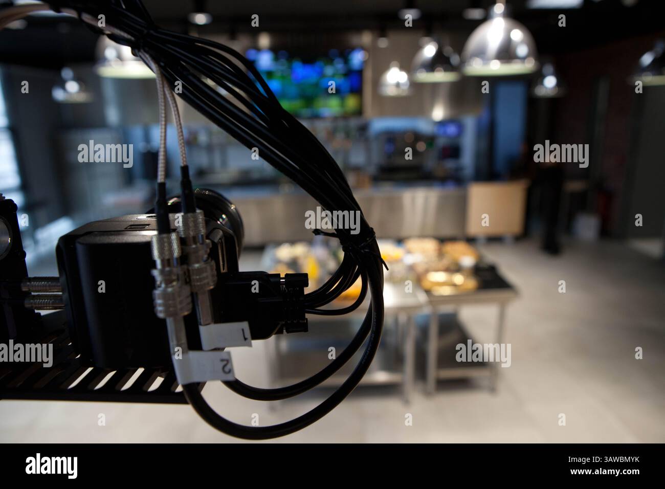 20 juin 2016 - Rungis, France - Blackmagic Design, Groupe Mandar, France. L’équipement vidéo, principalement Blackmagic Design, est un élément clé de l’installation de l’infrastructure audiovisuelle, puisqu’il offre l’expérience culinaire immersive souhaitée par le groupe Mandar. Mandar Group qui fournit des produits de qualité supérieure aux hôtels cinq étoiles, restaurants, grossistes et supermarchés, la vidéo est devenue l'un des ingrédients du succès. La vidéo à partir d'un équipement sélectionné offre une utilisation intuitive et facile, tout en assurant une qualité irréprochable. (Crédit image : © via ZUMA Wire) Banque D'Images