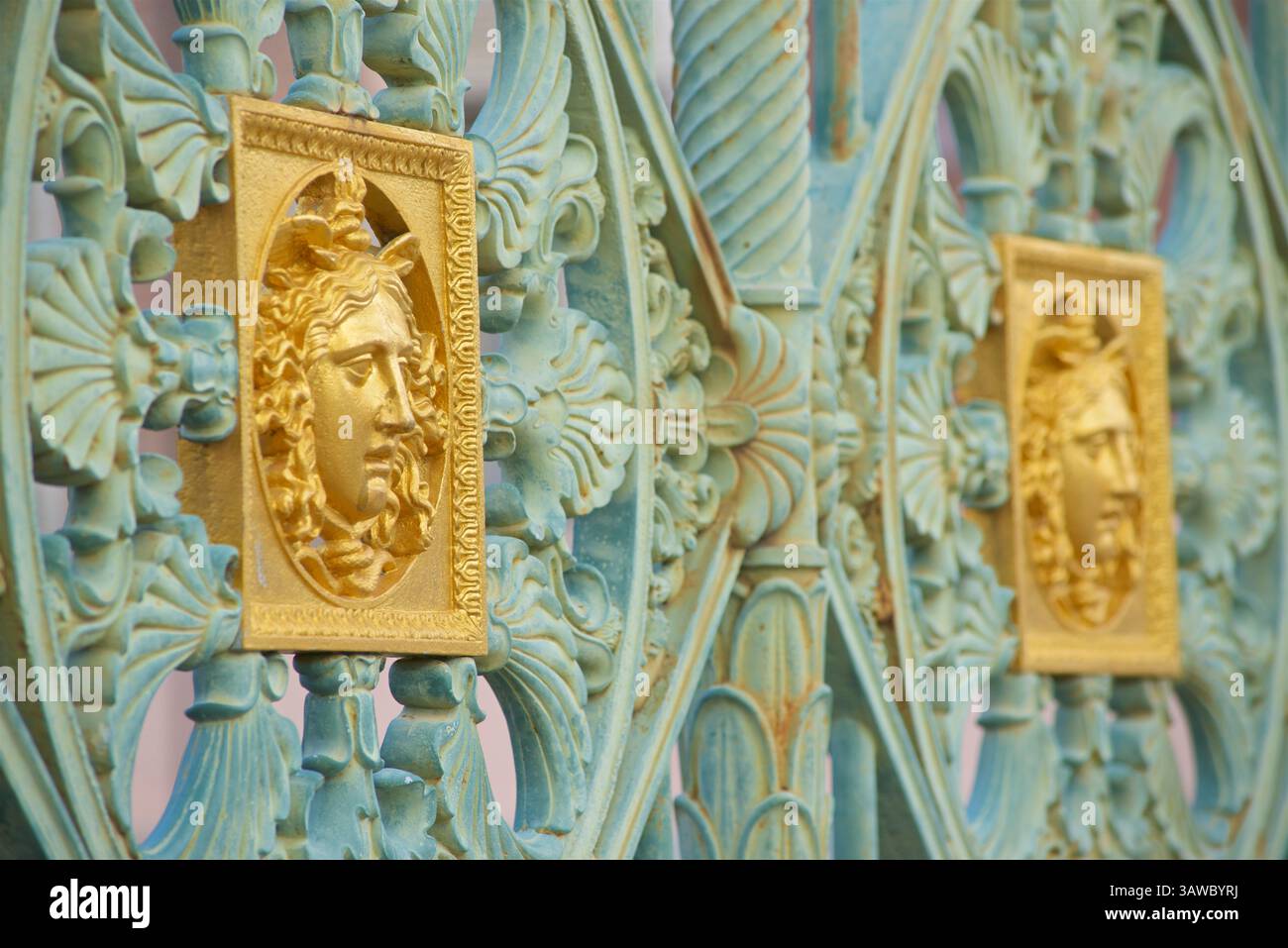 Détail des portes du Palais Royal de Turin. Les portes royales du palais ont un symbole de la Méduse dorée en relief, afin de repousser les intrus. Porta Palazzo Banque D'Images