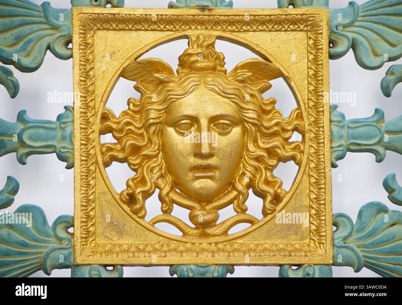 Détail des portes du Palais Royal de Turin. Les portes royales du palais ont un symbole de la Méduse dorée en relief, afin de repousser les intrus. Porta Palazzo Banque D'Images