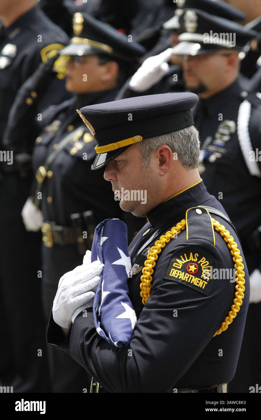 15 juillet 2016 - Plano, TX, États-Unis - Un membre de la Garde d'honneur de la DPD tient le drapeau américain pendant les funérailles de l'officier de police de Dallas Michael Krol, l'un des cinq officiers abattus dans une embuscade la semaine dernière, à l'église baptiste de Prestonwood le 15 juillet 2016 à Plano, Texas. (Crédit image : © Paul Moseley/TNS via ZUMA Wire) Banque D'Images