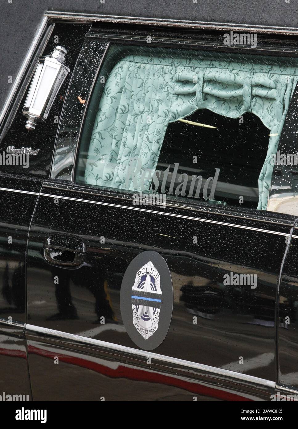 15 juillet 2016 - Plano, TX, États-Unis - Un badge de la DPD sur le côté du corbillard pendant les funérailles de l'officier de police de Dallas Michael Krol, l'un des cinq policiers abattus dans une embuscade la semaine dernière, à l'église baptiste de Prestonwood le 15 juillet 2016 à Plano, Texas. (Crédit image : © Paul Moseley/TNS via ZUMA Wire) Banque D'Images