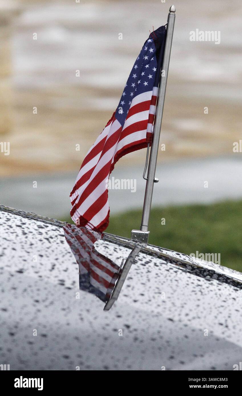 15 juillet 2016 - Plano, TX, États-Unis - la pluie tombe sur le capot du corbillard de Michael Krol pendant les funérailles de l'officier de police de Dallas Michael Krol, l'un des cinq policiers abattus dans une embuscade la semaine dernière, à l'église baptiste de Prestonwood le 15 juillet 2016 à Plano, Texas. (Crédit image : © Paul Moseley/TNS via ZUMA Wire) Banque D'Images