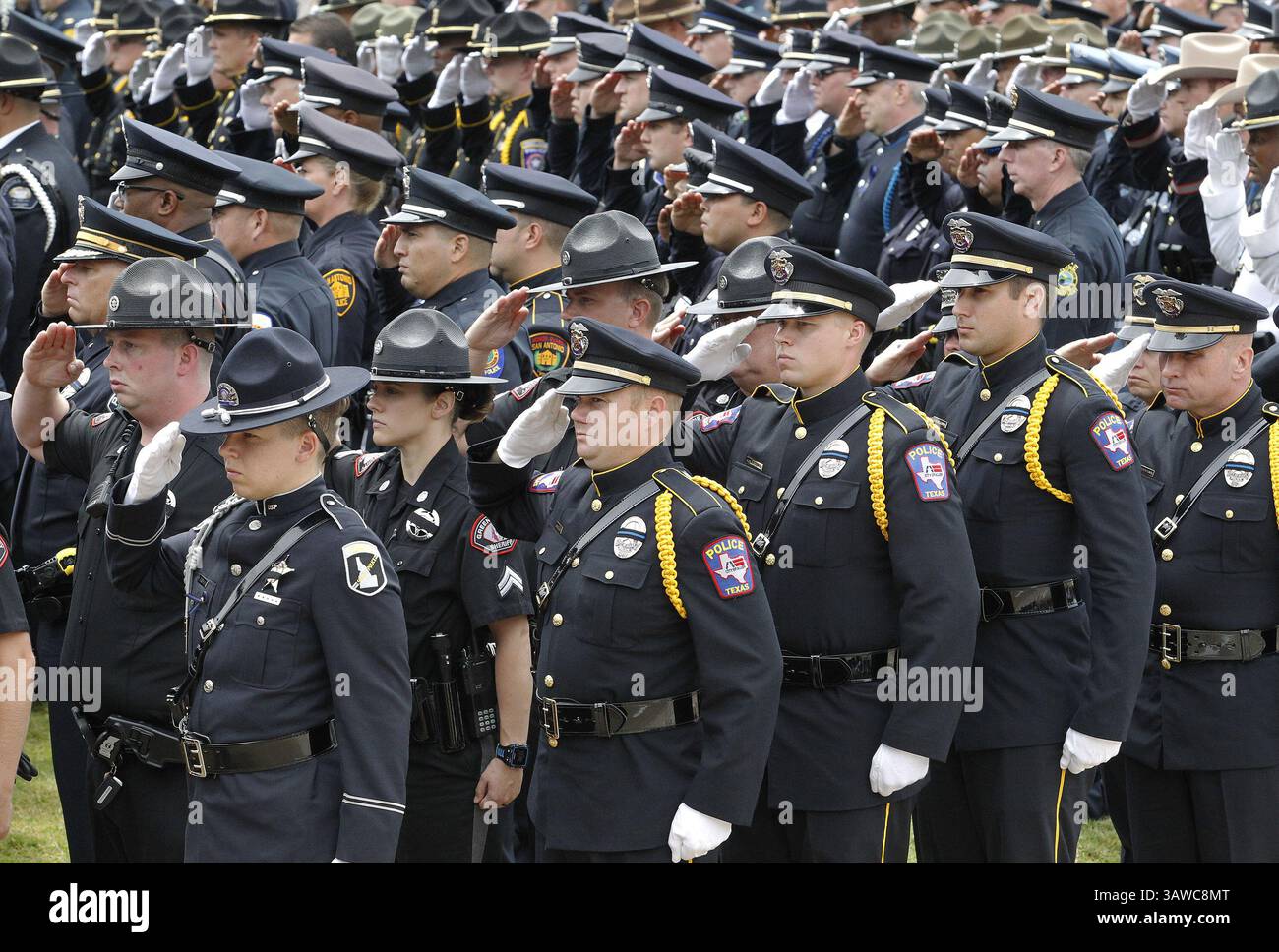 15 juillet 2016 - Plano, TX, États-Unis - la police de tout le pays salue alors que le cercueil de Michael Krol, officier de police de Dallas, passe devant l'église baptiste de Prestonwood le 15 juillet 2016 à Plano, Texas. (Crédit image : © Paul Moseley/TNS via ZUMA Wire) Banque D'Images
