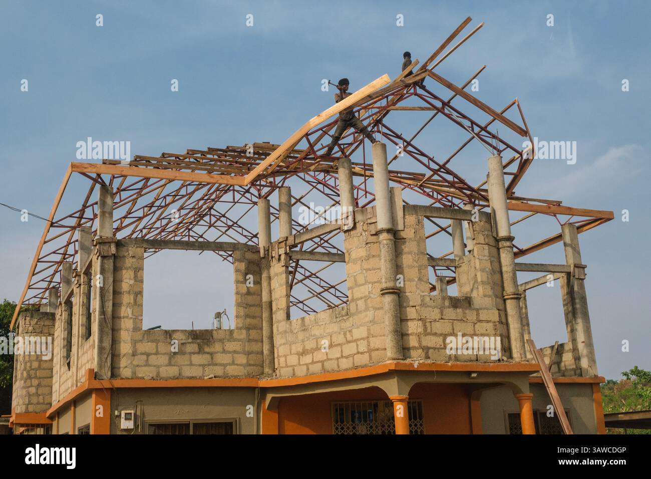 Ghana, Kumasi. Maison en construction, supports de toit. Banque D'Images