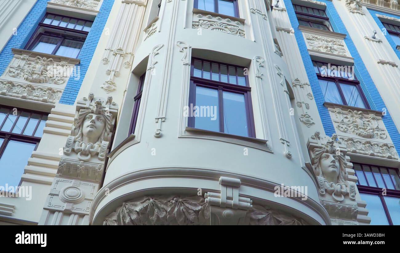 Le célèbre échantillon d'architecture Art Nouveau en Europe, la façade du bâtiment avec sculpture et éléments décoratifs détails sur Alberta Street, Riga (Latvi Banque D'Images