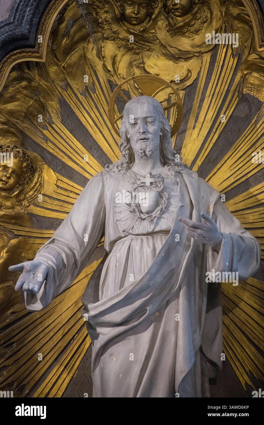 Statue de Jésus-Christ avec le Sacré-cœur dans la chapelle du Sacré-cœur, Basilique de Sant'Ambrogio, Milan, Lombardie, Italie. Banque D'Images