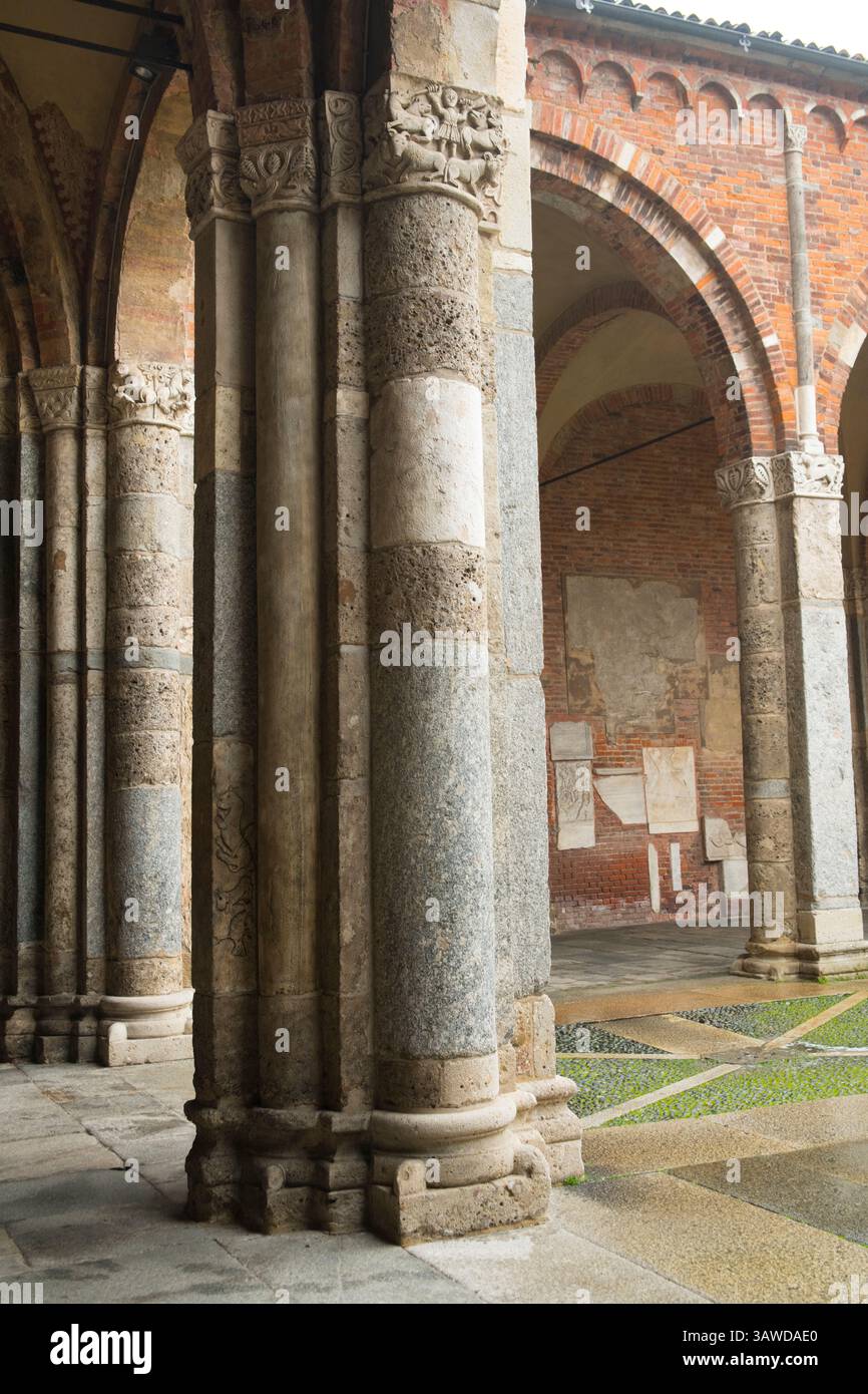 La basilique de Sant'Ambrogio. Basilique romana minore collegiata abbaziale prepositurale di Sant'Ambrogio. Une ancienne église catholique romaine de style roman dans le centre de Milan, région de Lombardie, Italie. Initialement commandé par Ambrose en 379-386. L'église est principalement construite en briques d'origines et de couleurs différentes, avec des parties en pierre et en plâtrage blanc. L'église romane actuelle a été commencée vers 1080. La nef date d'environ 1128, et les voûtes côtelées de la nef datent d'environ 1140. Banque D'Images