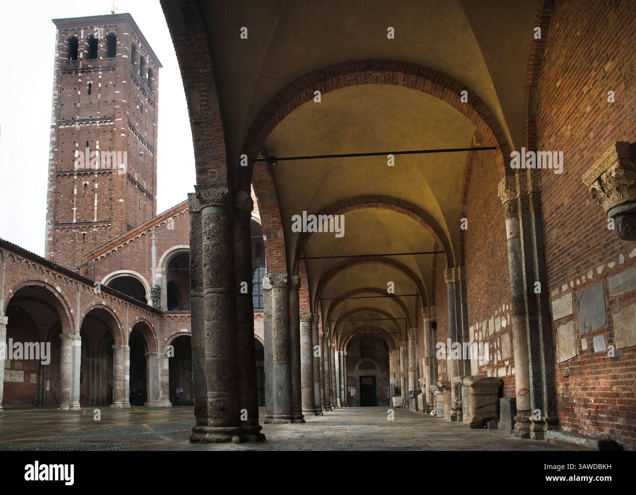 Le clocher des chanoines de la basilique de Sant'Ambrogio. Basilique romana minore collegiata abbaziale prepositurale di Sant'Ambrogio. Une ancienne église catholique romaine de style roman dans le centre de Milan, région de Lombardie, Italie. Initialement commandé par Ambrose en 379-386. L'église est principalement construite en briques d'origines et de couleurs différentes, avec des parties en pierre et en plâtrage blanc. L'église romane actuelle a été commencée vers 1080. La nef date d'environ 1128, et les voûtes côtelées de la nef datent d'environ 1140. Banque D'Images