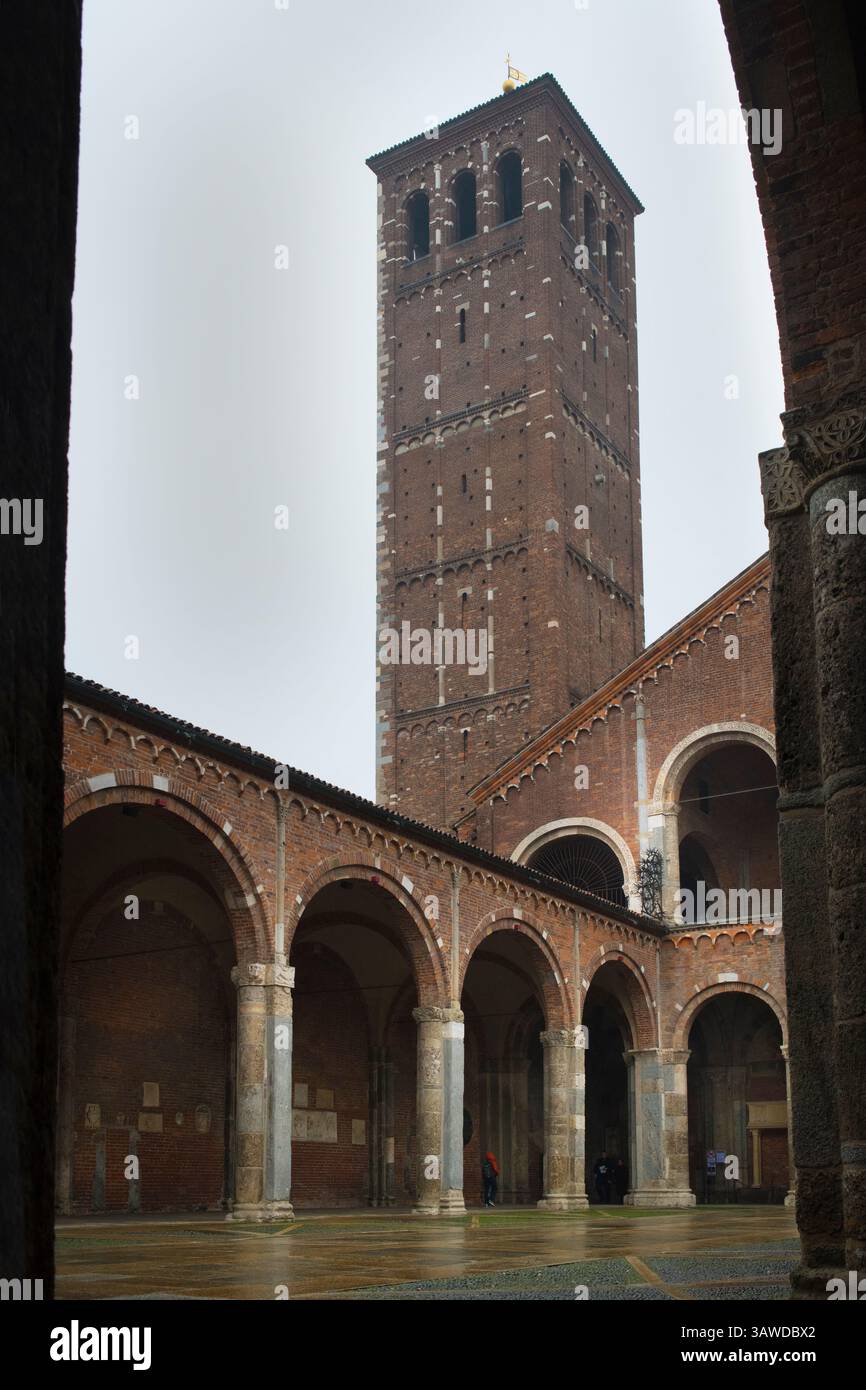 Le clocher des chanoines de la basilique de Sant'Ambrogio. Basilique romana minore collegiata abbaziale prepositurale di Sant'Ambrogio. Une ancienne église catholique romaine de style roman dans le centre de Milan, région de Lombardie, Italie. Initialement commandé par Ambrose en 379-386. L'église est principalement construite en briques d'origines et de couleurs différentes, avec des parties en pierre et en plâtrage blanc. L'église romane actuelle a été commencée vers 1080. La nef date d'environ 1128, et les voûtes côtelées de la nef datent d'environ 1140. Banque D'Images