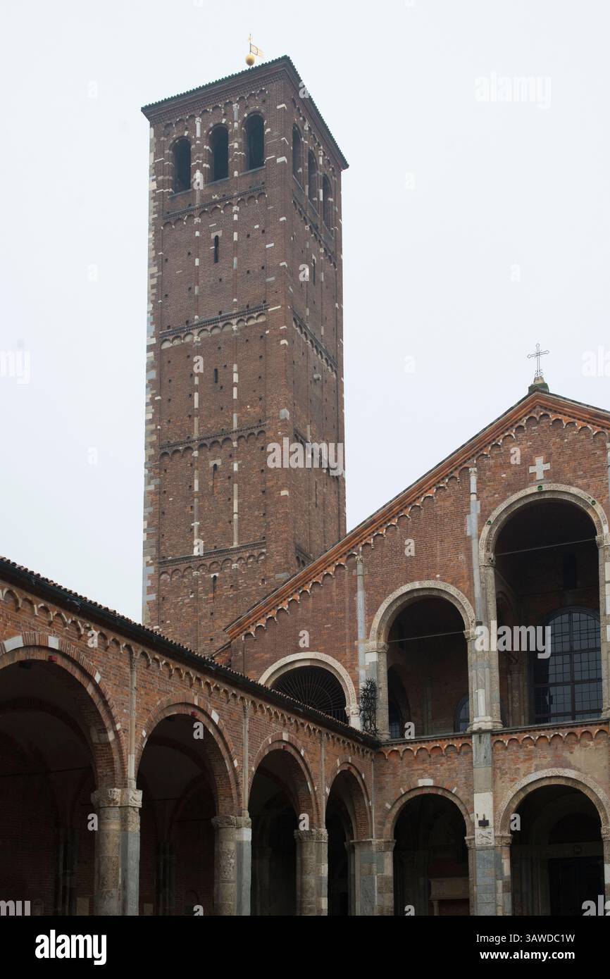 Le clocher des chanoines de la basilique de Sant'Ambrogio. Basilique romana minore collegiata abbaziale prepositurale di Sant'Ambrogio. Une ancienne église catholique romaine de style roman dans le centre de Milan, région de Lombardie, Italie. Initialement commandé par Ambrose en 379-386. L'église est principalement construite en briques d'origines et de couleurs différentes, avec des parties en pierre et en plâtrage blanc. L'église romane actuelle a été commencée vers 1080. La nef date d'environ 1128, et les voûtes côtelées de la nef datent d'environ 1140. Banque D'Images