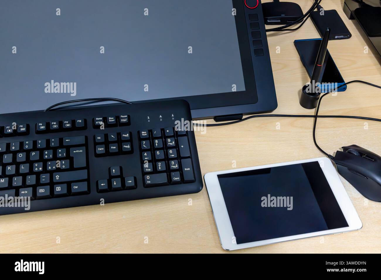 Clavier, tablette et tablette graphique sur le bureau Banque D'Images