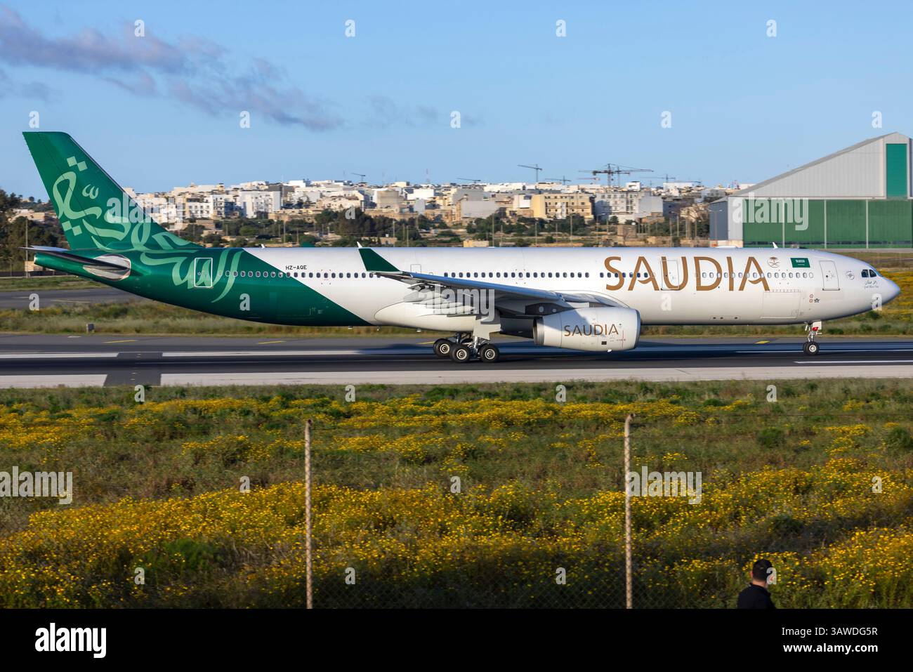 Saudia - Saudi Arabian Airlines Airbus A330-343 (REG : HZ-AQE) dans la livrée spéciale « Saudi National Day », départ après maintenance à LTM. Banque D'Images Saudia - Saudi Arabian Airlines Airbus A330-343 (REG : HZ-AQE) dans la livrée spéciale « Saudi National Day », départ après maintenance à LTM. Banque D'Images