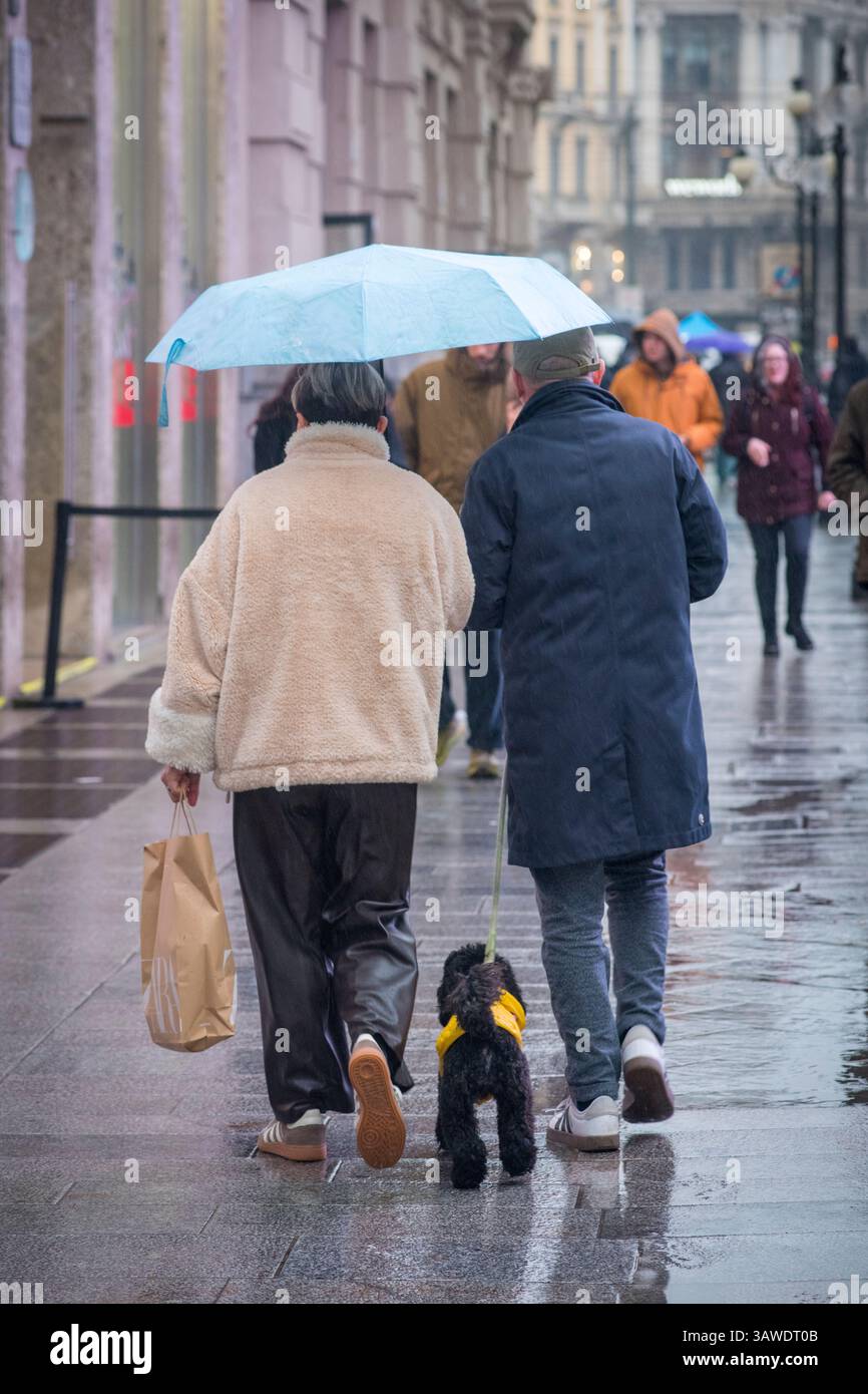 Couple chien de promenade dans le centre de Milan, Italie Banque D'Images