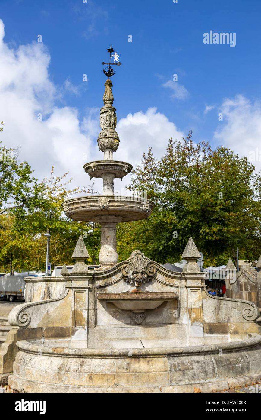 Vue d'une fontaine en pierre de granit construite au milieu d'une place publique principale, à Barcelos, Portugal Banque D'Images