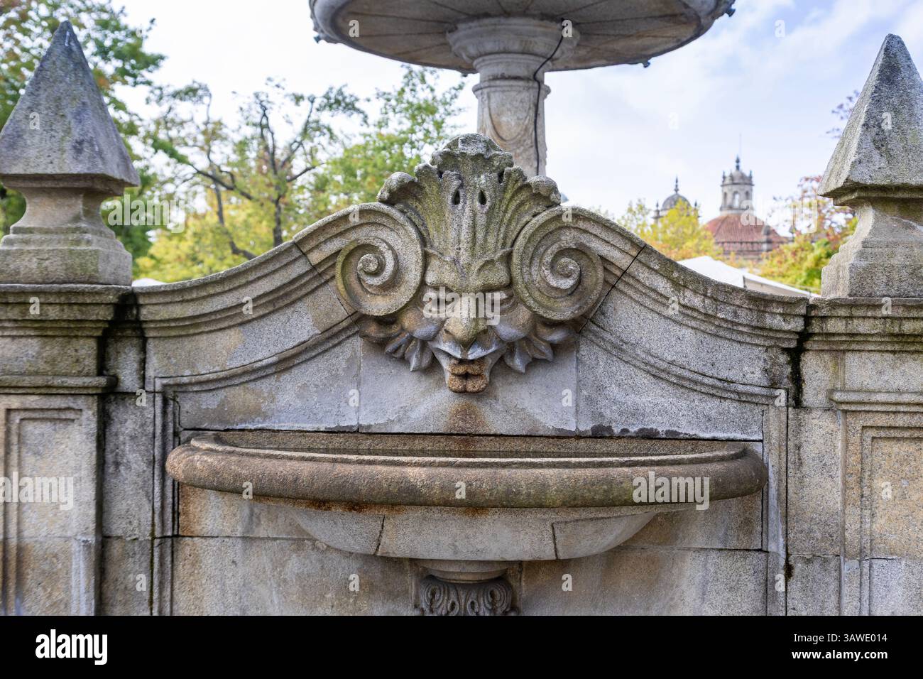 Vue d'une fontaine en pierre de granit construite au milieu d'une place publique principale, à Barcelos, Portugal Banque D'Images