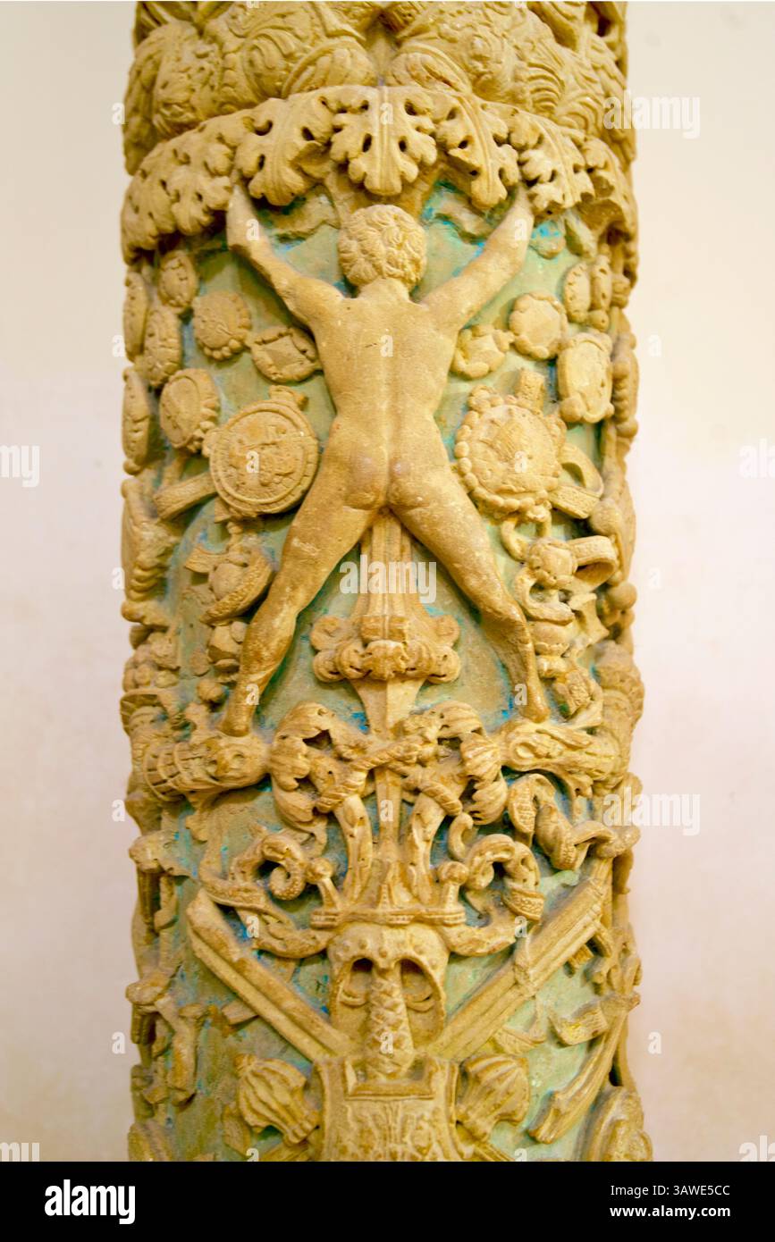 Cathédrale d'Otrante, Otrante, Province de Lecce, Italie du Sud. Détail des « colonnes sculptées dans la cathédrale, en particulier dans la chapelle des martyrs, représentant l'histoire tragique des « martyrs d'Otrante », où des centaines de citoyens ont été décapités par l'invasion des forces ottomanes en 1480 pour avoir refusé de renoncer à leur foi chrétienne ; les colonnes servent de rappel visuel de cet événement historique. Banque D'Images