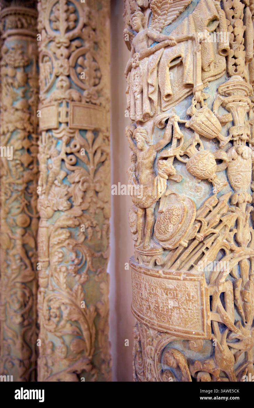Cathédrale d'Otrante, Otrante, Province de Lecce, Italie du Sud. Détail des « colonnes sculptées dans la cathédrale, en particulier dans la chapelle des martyrs, représentant l'histoire tragique des « martyrs d'Otrante », où des centaines de citoyens ont été décapités par l'invasion des forces ottomanes en 1480 pour avoir refusé de renoncer à leur foi chrétienne ; les colonnes servent de rappel visuel de cet événement historique. Banque D'Images