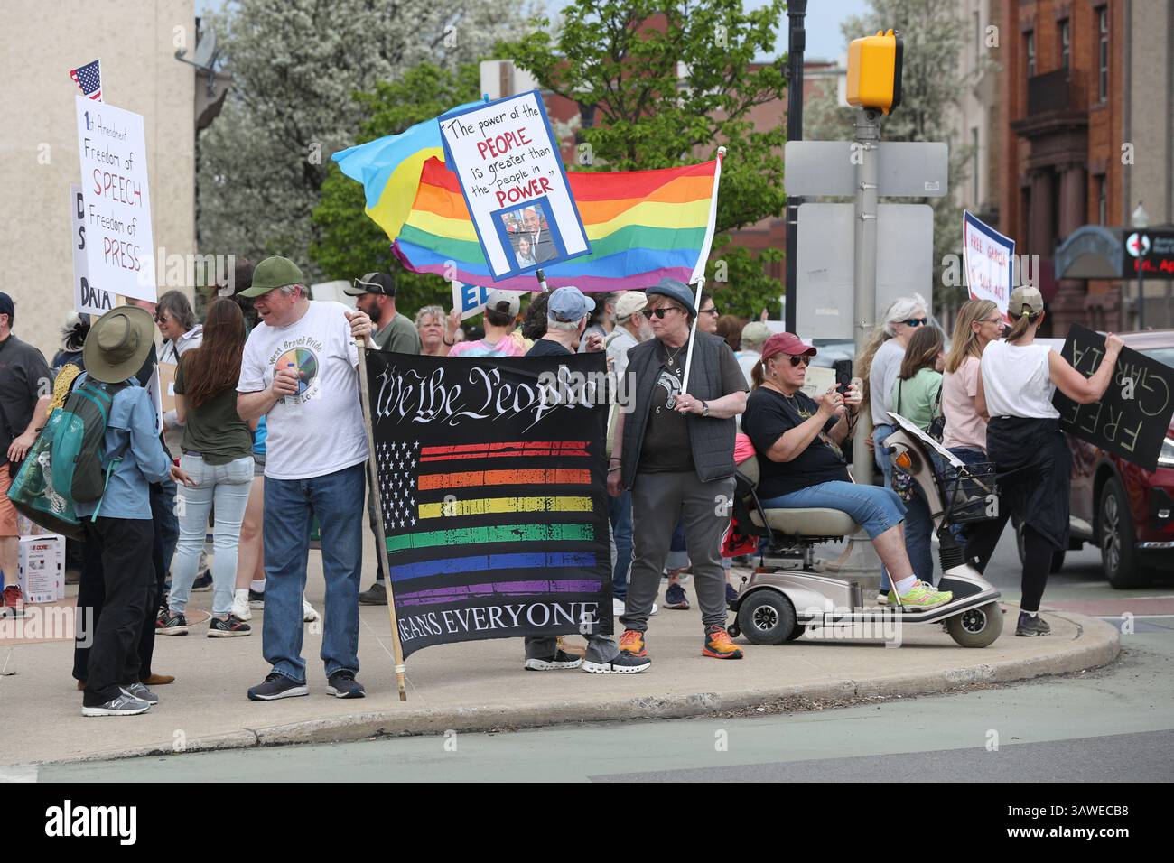 Williamsport, États-Unis. 19 avril 2025. Des manifestants tiennent des pancartes lors d’une manifestation anti-Trump sur la place du marché à Williamsport, en Pennsylvanie, le samedi 19 avril 2025. (Photo de Paul Weaver/Sipa USA) crédit : Sipa US/Alamy Live News Banque D'Images
