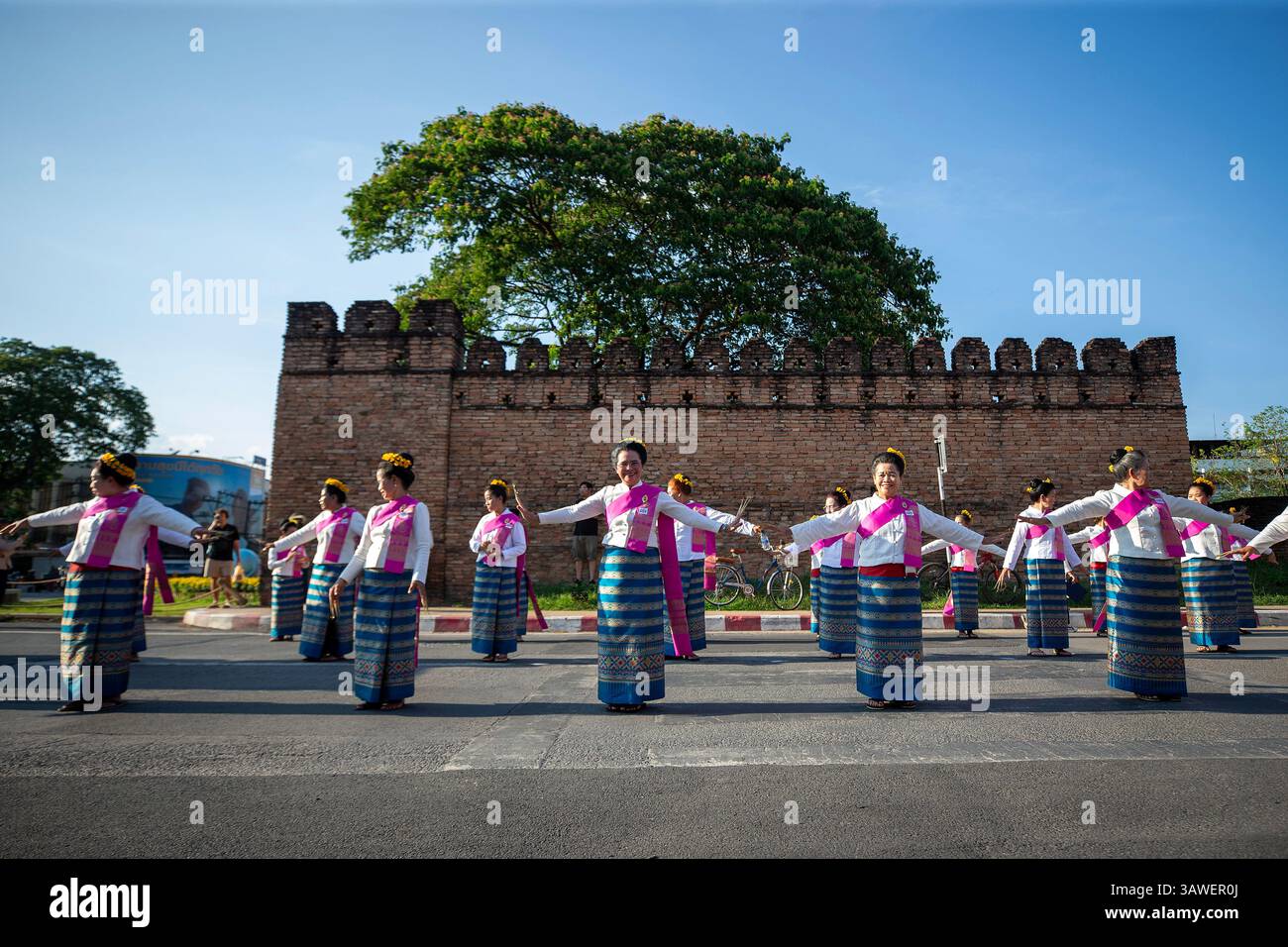 Chiang mai, Thaïlande. 19 avril 2025. On voit des danseurs thaïlandais se préparer à jouer le traditionnel Fon Leb (danse des ongles) dans une tentative d'établir un nouveau record du monde Guinness pour la plus grande danse thaïlandaise. Le traditionnel Fon Leb (danse des ongles), une performance folklorique classique du nord de la Thaïlande, a établi un nouveau record du monde Guinness pour la plus grande danse thaïlandaise avec un total de 7 218 participants. Le spectacle a été organisé pour commémorer le 729e anniversaire de la fondation de Chiang mai, en tant qu'expression vibrante du précieux patrimoine culturel de la Thaïlande. Crédit : SOPA images Limited/Alamy Live News Banque D'Images