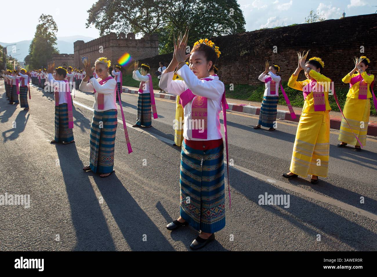 Chiang mai, Thaïlande. 19 avril 2025. Des danseurs thaïlandais ont vu jouer le traditionnel Fon Leb (danse des ongles) dans une tentative d'établir un nouveau record du monde Guinness pour la plus grande danse thaïlandaise. Le traditionnel Fon Leb (danse des ongles), une performance folklorique classique du nord de la Thaïlande, a établi un nouveau record du monde Guinness pour la plus grande danse thaïlandaise avec un total de 7 218 participants. Le spectacle a été organisé pour commémorer le 729e anniversaire de la fondation de Chiang mai, en tant qu'expression vibrante du précieux patrimoine culturel de la Thaïlande. Crédit : SOPA images Limited/Alamy Live News Banque D'Images