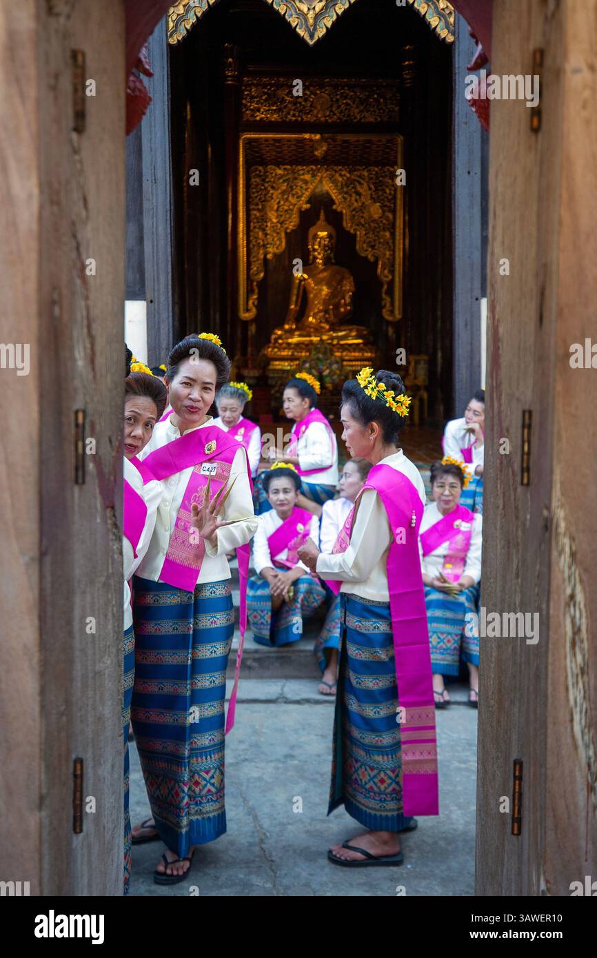 Chiang mai, Thaïlande. 19 avril 2025. On voit des danseurs thaïlandais se reposer avant de jouer le traditionnel Fon Leb (danse des ongles) dans une tentative d'établir un nouveau record du monde Guinness pour la plus grande danse thaïlandaise. Le traditionnel Fon Leb (danse des ongles), une performance folklorique classique du nord de la Thaïlande, a établi un nouveau record du monde Guinness pour la plus grande danse thaïlandaise avec un total de 7 218 participants. Le spectacle a été organisé pour commémorer le 729e anniversaire de la fondation de Chiang mai, en tant qu'expression vibrante du précieux patrimoine culturel de la Thaïlande. Crédit : SOPA images Limited/Alamy Live News Banque D'Images