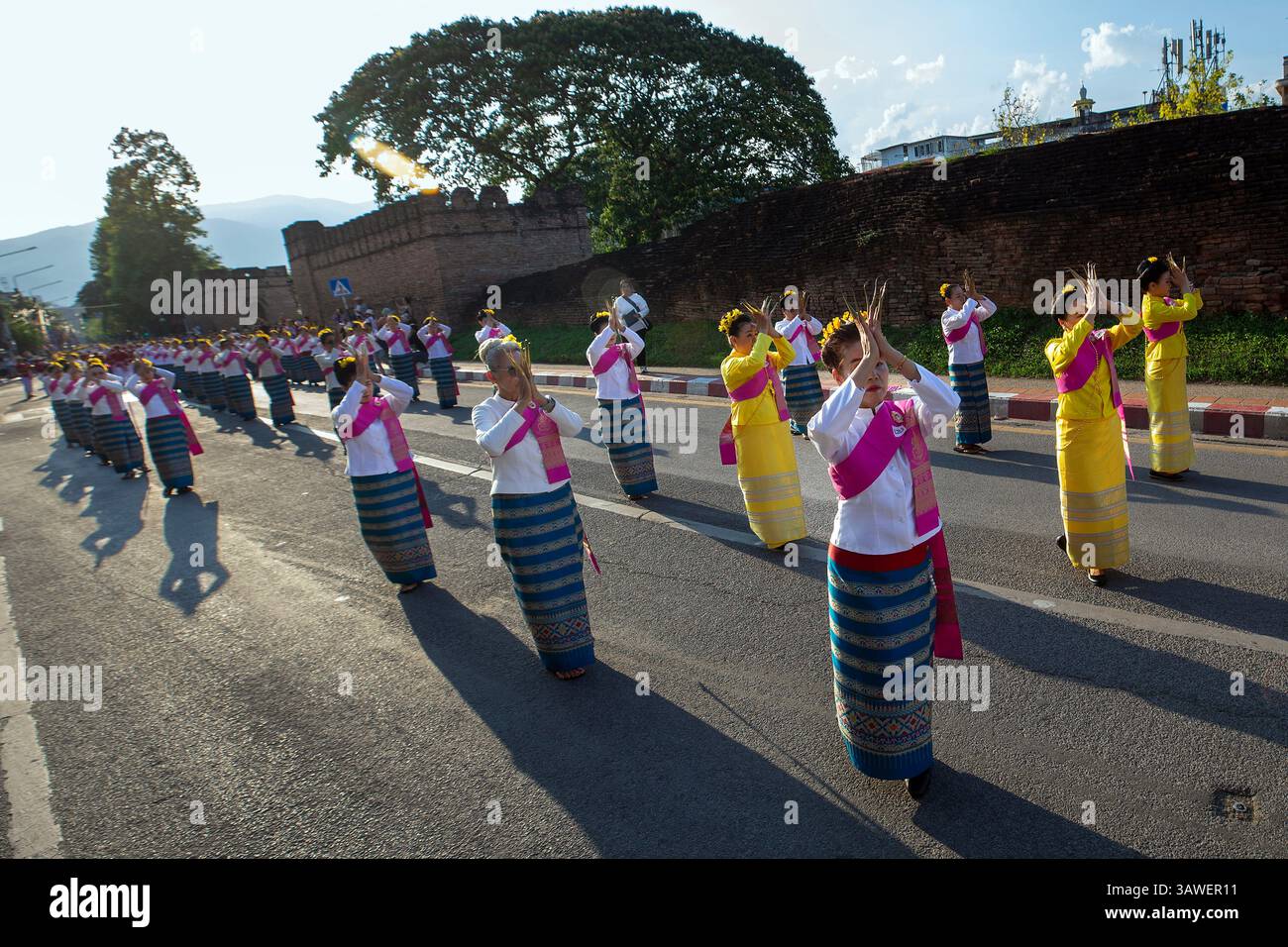 Chiang mai, Thaïlande. 19 avril 2025. Des danseurs thaïlandais ont vu jouer le traditionnel Fon Leb (danse des ongles) dans une tentative d'établir un nouveau record du monde Guinness pour la plus grande danse thaïlandaise. Le traditionnel Fon Leb (danse des ongles), une performance folklorique classique du nord de la Thaïlande, a établi un nouveau record du monde Guinness pour la plus grande danse thaïlandaise avec un total de 7 218 participants. Le spectacle a été organisé pour commémorer le 729e anniversaire de la fondation de Chiang mai, en tant qu'expression vibrante du précieux patrimoine culturel de la Thaïlande. Crédit : SOPA images Limited/Alamy Live News Banque D'Images