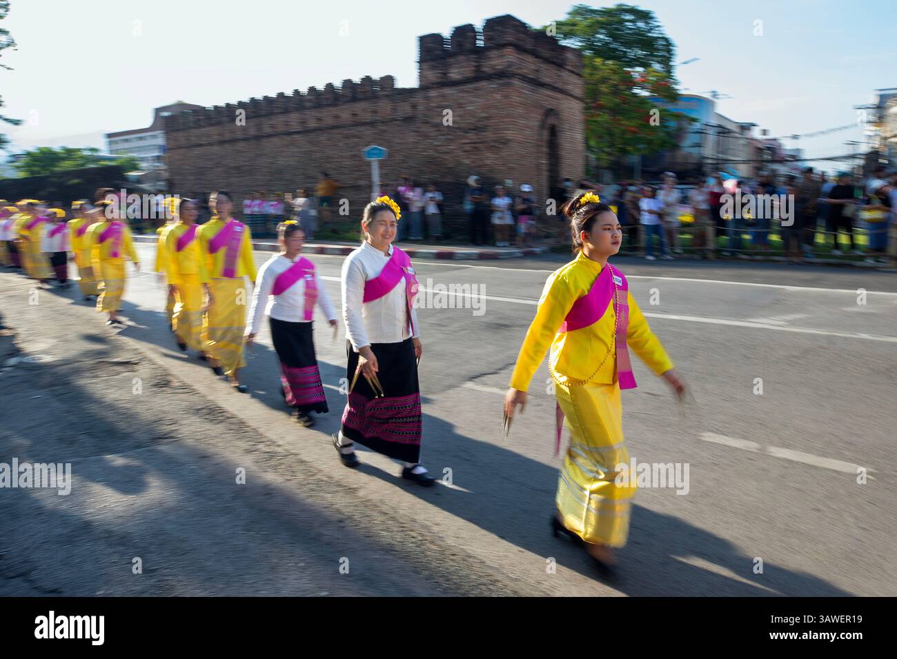 Chiang mai, Thaïlande. 19 avril 2025. Des danseurs thaïlandais ont vu marcher pour se préparer au spectacle traditionnel Fon Leb (danse des ongles) dans une tentative d'établir un nouveau record du monde Guinness pour la plus grande danse thaïlandaise. Le traditionnel Fon Leb (danse des ongles), une performance folklorique classique du nord de la Thaïlande, a établi un nouveau record du monde Guinness pour la plus grande danse thaïlandaise avec un total de 7 218 participants. Le spectacle a été organisé pour commémorer le 729e anniversaire de la fondation de Chiang mai, en tant qu'expression vibrante du précieux patrimoine culturel de la Thaïlande. Crédit : SOPA images Limited/Alamy Live News Banque D'Images