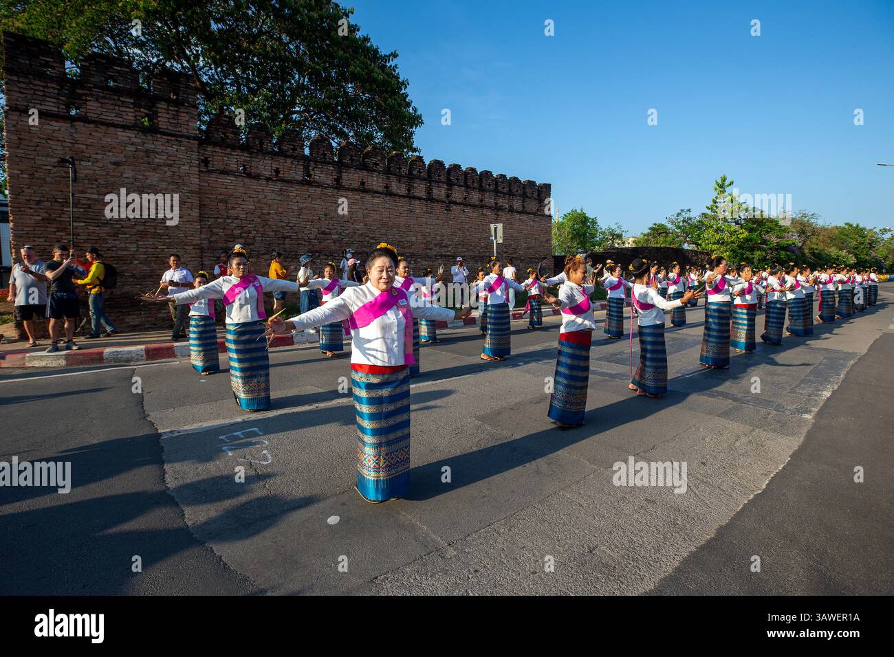 Chiang mai, Thaïlande. 19 avril 2025. Des danseurs thaïlandais ont vu jouer le traditionnel Fon Leb (danse des ongles) dans une tentative d'établir un nouveau record du monde Guinness pour la plus grande danse thaïlandaise. Le traditionnel Fon Leb (danse des ongles), une performance folklorique classique du nord de la Thaïlande, a établi un nouveau record du monde Guinness pour la plus grande danse thaïlandaise avec un total de 7 218 participants. Le spectacle a été organisé pour commémorer le 729e anniversaire de la fondation de Chiang mai, en tant qu'expression vibrante du précieux patrimoine culturel de la Thaïlande. Crédit : SOPA images Limited/Alamy Live News Banque D'Images