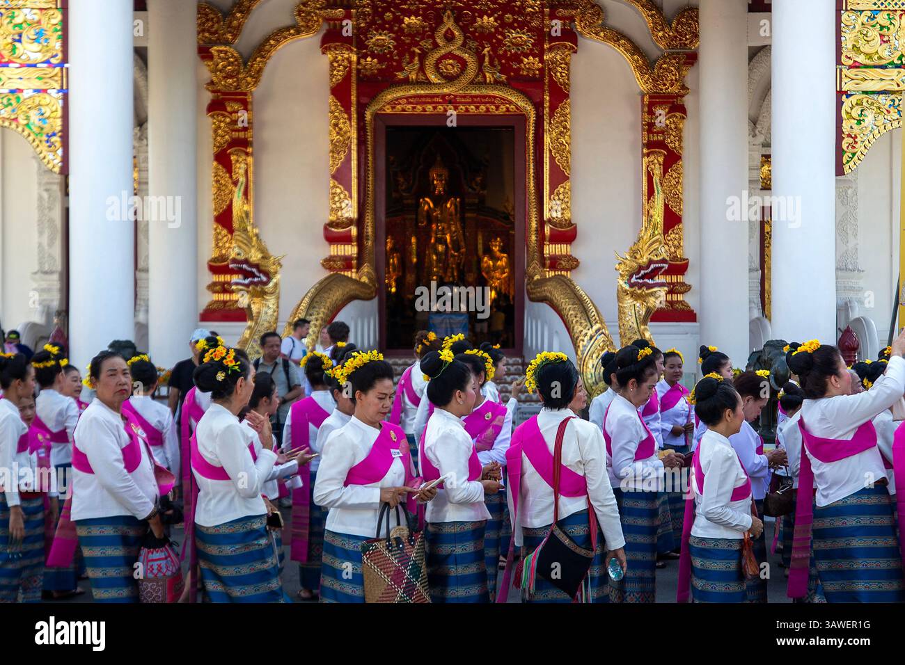 Chiang mai, Thaïlande. 19 avril 2025. Les danseurs thaïlandais ont vu se reposer avant de jouer le traditionnel Fon Leb (danse des ongles) dans une tentative d'établir un nouveau record du monde Guinness pour la plus grande danse thaïlandaise. Le traditionnel Fon Leb (danse des ongles), une performance folklorique classique du nord de la Thaïlande, a établi un nouveau record du monde Guinness pour la plus grande danse thaïlandaise avec un total de 7 218 participants. Le spectacle a été organisé pour commémorer le 729e anniversaire de la fondation de Chiang mai, en tant qu'expression vibrante du précieux patrimoine culturel de la Thaïlande. Crédit : SOPA images Limited/Alamy Live News Banque D'Images