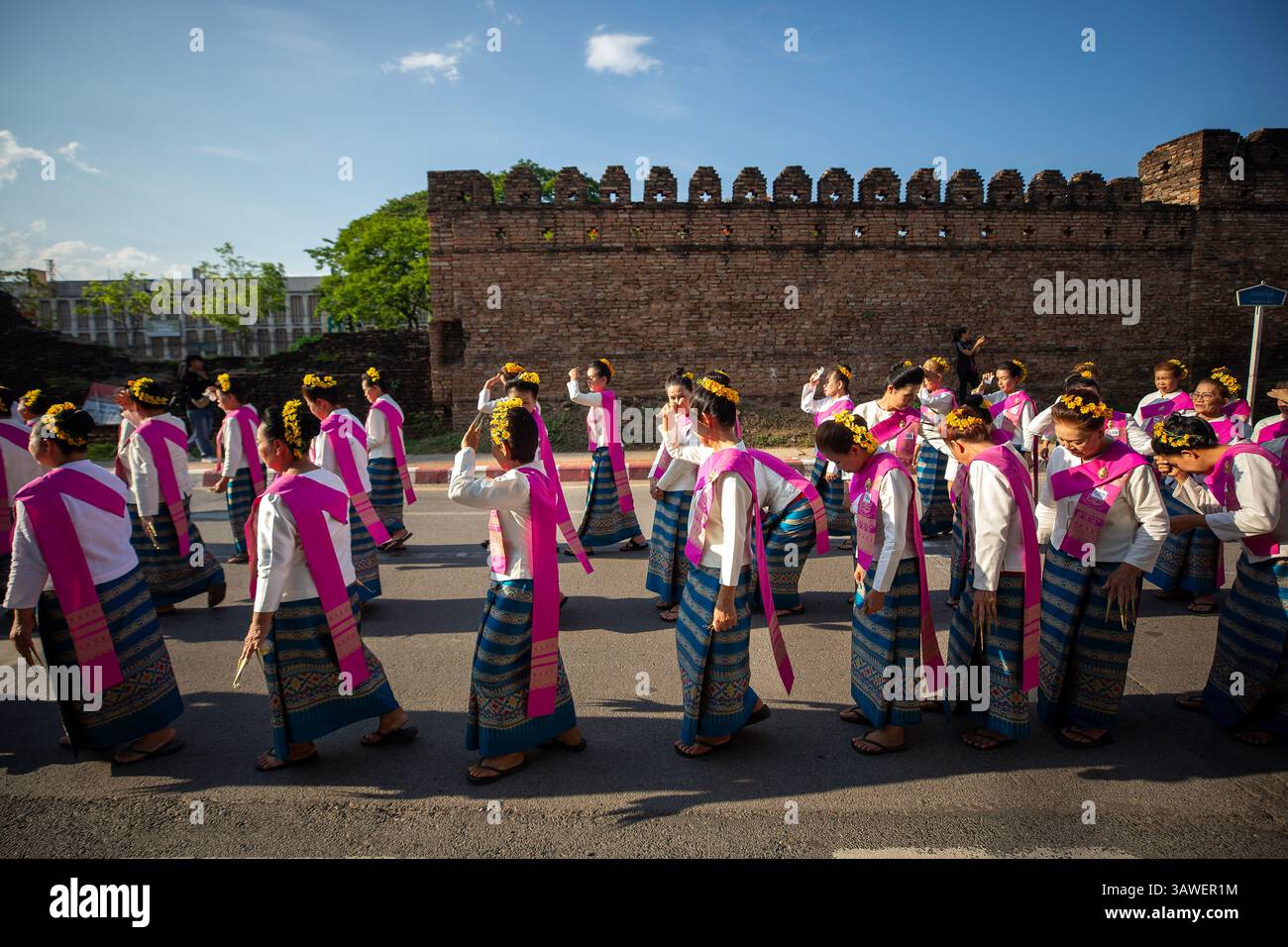 Chiang mai, Thaïlande. 19 avril 2025. On voit des danseurs thaïlandais se préparer à jouer le traditionnel Fon Leb (danse des ongles) dans une tentative d'établir un nouveau record du monde Guinness pour la plus grande danse thaïlandaise. Le traditionnel Fon Leb (danse des ongles), une performance folklorique classique du nord de la Thaïlande, a établi un nouveau record du monde Guinness pour la plus grande danse thaïlandaise avec un total de 7 218 participants. Le spectacle a été organisé pour commémorer le 729e anniversaire de la fondation de Chiang mai, en tant qu'expression vibrante du précieux patrimoine culturel de la Thaïlande. Crédit : SOPA images Limited/Alamy Live News Banque D'Images