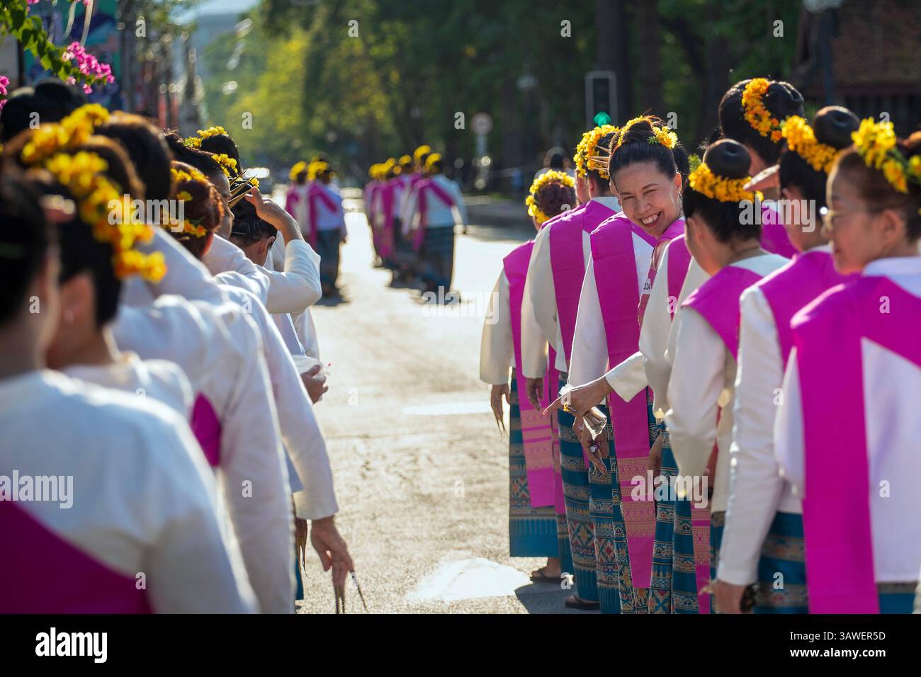 Chiang mai, Thaïlande. 19 avril 2025. Un danseur thaïlandais vu souriant alors qu'il se préparait à exécuter le traditionnel Fon Leb (danse des ongles) dans une tentative d'établir un nouveau record du monde Guinness pour la plus grande danse thaïlandaise. Le traditionnel Fon Leb (danse des ongles), une performance folklorique classique du nord de la Thaïlande, a établi un nouveau record du monde Guinness pour la plus grande danse thaïlandaise avec un total de 7 218 participants. Le spectacle a été organisé pour commémorer le 729e anniversaire de la fondation de Chiang mai, en tant qu'expression vibrante du précieux patrimoine culturel de la Thaïlande. Crédit : SOPA images Limited/Alamy Live News Banque D'Images