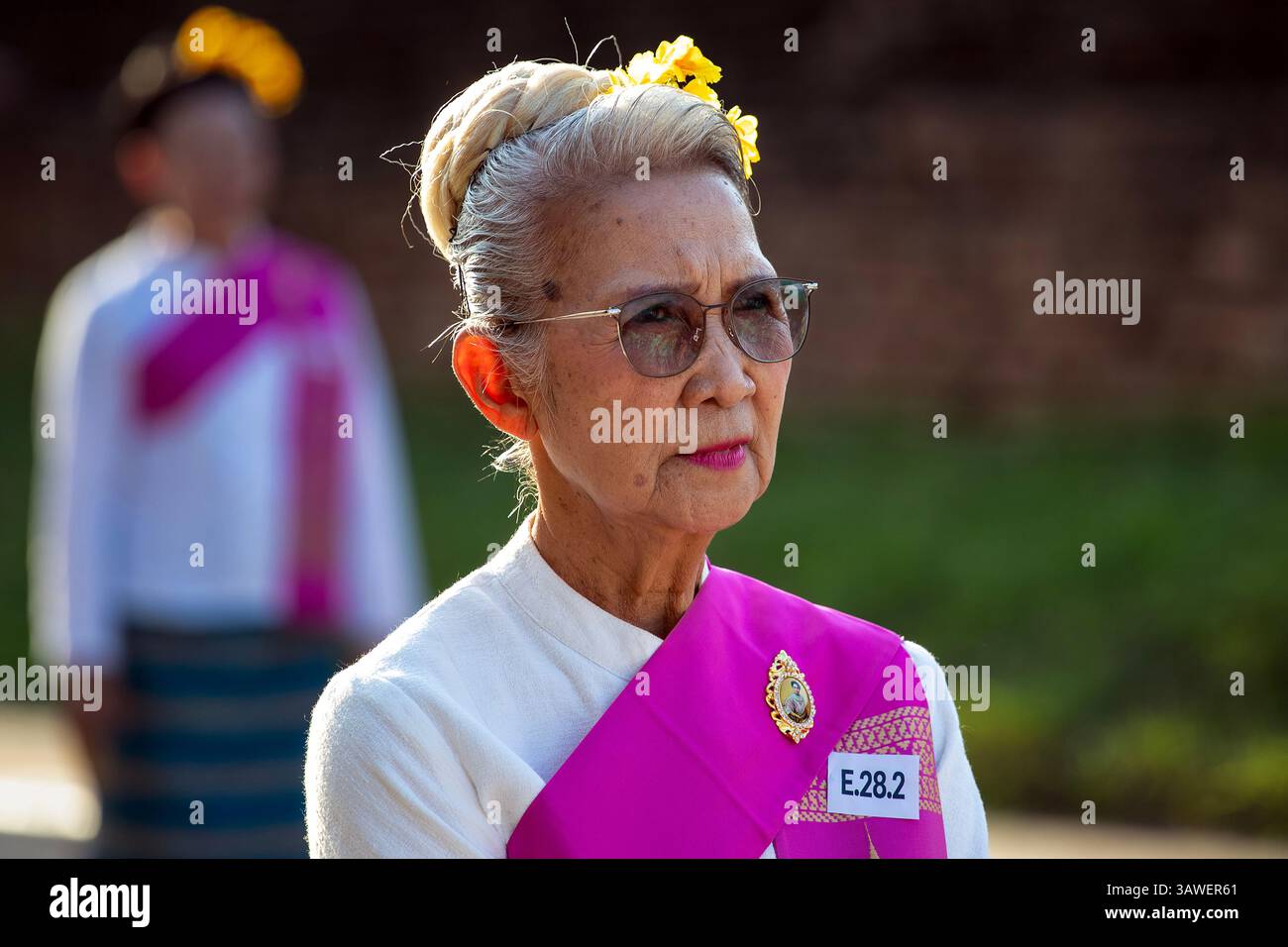 Chiang mai, Thaïlande. 19 avril 2025. Un danseur thaïlandais vu se préparer à exécuter le traditionnel Fon Leb (danse des ongles) dans une tentative d'établir un nouveau record du monde Guinness pour la plus grande danse thaïlandaise. Le traditionnel Fon Leb (danse des ongles), une performance folklorique classique du nord de la Thaïlande, a établi un nouveau record du monde Guinness pour la plus grande danse thaïlandaise avec un total de 7 218 participants. Le spectacle a été organisé pour commémorer le 729e anniversaire de la fondation de Chiang mai, en tant qu'expression vibrante du précieux patrimoine culturel de la Thaïlande. Crédit : SOPA images Limited/Alamy Live News Banque D'Images
