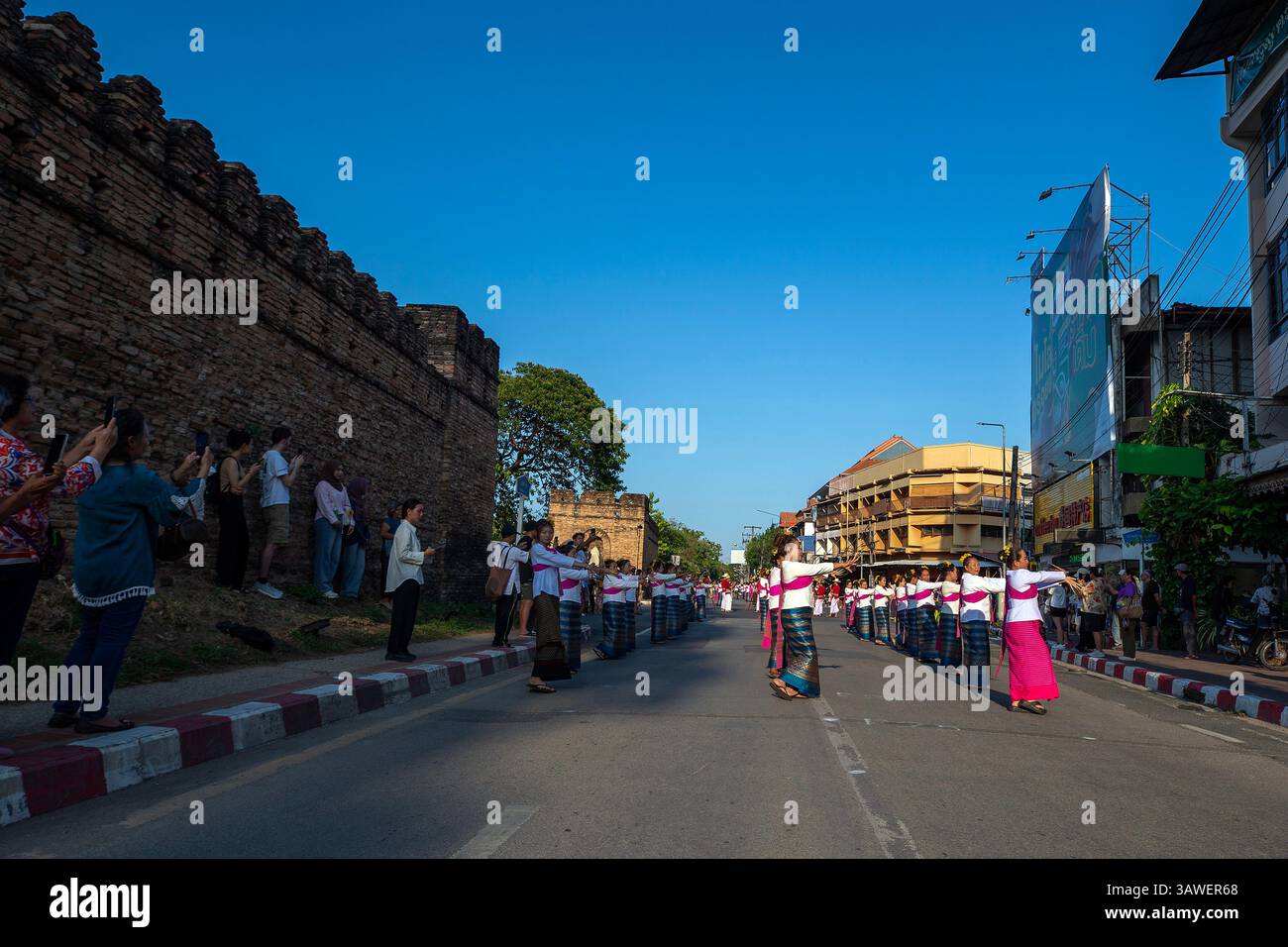 Chiang mai, Thaïlande. 19 avril 2025. Des danseurs thaïlandais jouent le traditionnel Fon Leb (danse des ongles) dans le but d'établir un nouveau record du monde Guinness pour la plus grande danse thaïlandaise. Le traditionnel Fon Leb (danse des ongles), une performance folklorique classique du nord de la Thaïlande, a établi un nouveau record du monde Guinness pour la plus grande danse thaïlandaise avec un total de 7 218 participants. Le spectacle a été organisé pour commémorer le 729e anniversaire de la fondation de Chiang mai, en tant qu'expression vibrante du précieux patrimoine culturel de la Thaïlande. Crédit : SOPA images Limited/Alamy Live News Banque D'Images
