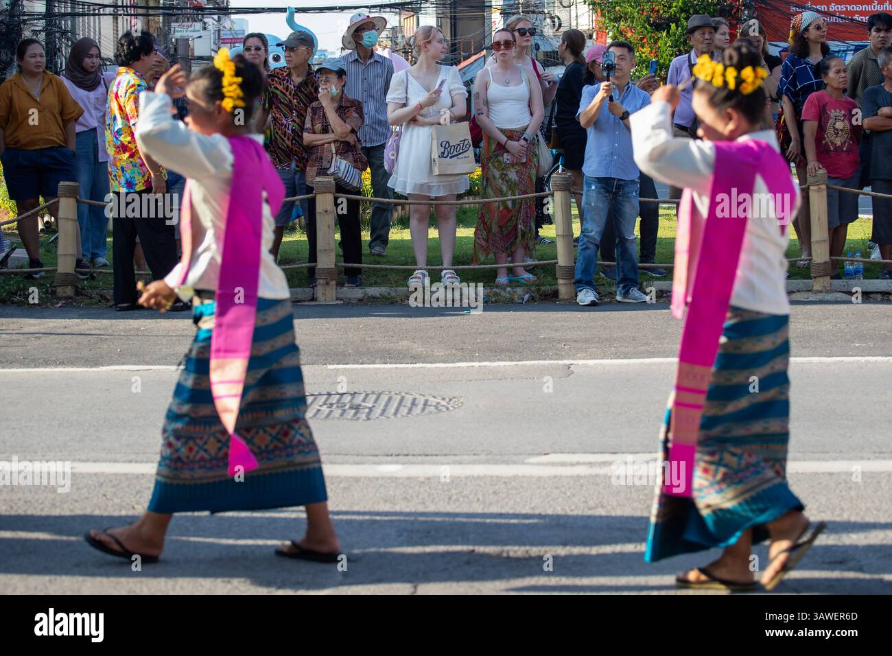 Chiang mai, Thaïlande. 19 avril 2025. Les visiteurs ont vu regarder le spectacle traditionnel Fon Leb (danse des ongles) dans une tentative d'établir un nouveau record du monde Guinness pour la plus grande danse thaïlandaise. Le traditionnel Fon Leb (danse des ongles), une performance folklorique classique du nord de la Thaïlande, a établi un nouveau record du monde Guinness pour la plus grande danse thaïlandaise avec un total de 7 218 participants. Le spectacle a été organisé pour commémorer le 729e anniversaire de la fondation de Chiang mai, en tant qu'expression vibrante du précieux patrimoine culturel de la Thaïlande. Crédit : SOPA images Limited/Alamy Live News Banque D'Images