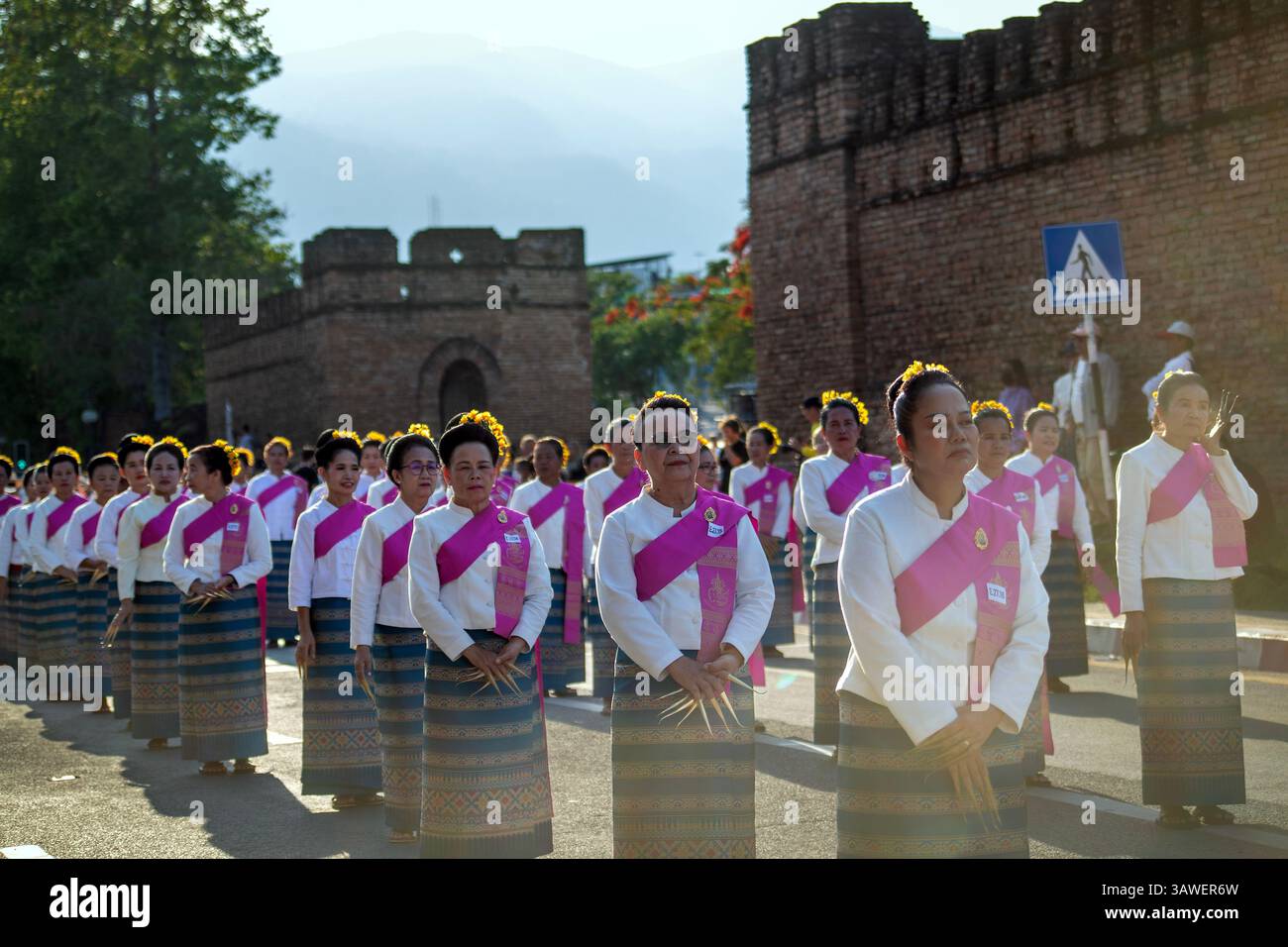 Chiang mai, Thaïlande. 19 avril 2025. On voit des danseurs thaïlandais se préparer à jouer le traditionnel Fon Leb (danse des ongles) dans une tentative d'établir un nouveau record du monde Guinness pour la plus grande danse thaïlandaise. Le traditionnel Fon Leb (danse des ongles), une performance folklorique classique du nord de la Thaïlande, a établi un nouveau record du monde Guinness pour la plus grande danse thaïlandaise avec un total de 7 218 participants. Le spectacle a été organisé pour commémorer le 729e anniversaire de la fondation de Chiang mai, en tant qu'expression vibrante du précieux patrimoine culturel de la Thaïlande. Crédit : SOPA images Limited/Alamy Live News Banque D'Images