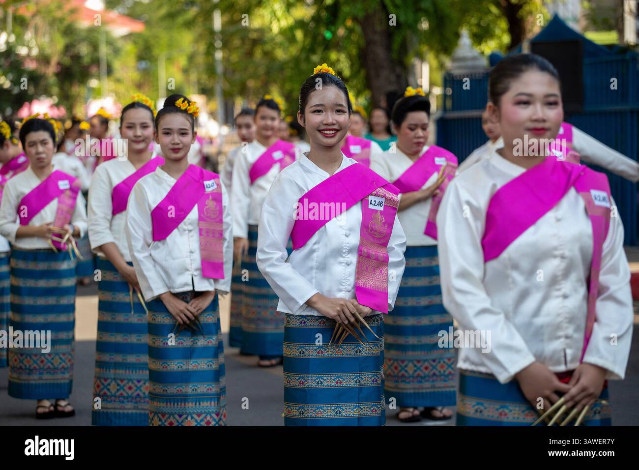 Chiang mai, Thaïlande. 19 avril 2025. Un danseur thaïlandais vu souriant alors qu'il se préparait à exécuter le traditionnel Fon Leb (danse des ongles) dans une tentative d'établir un nouveau record du monde Guinness pour la plus grande danse thaïlandaise. Le traditionnel Fon Leb (danse des ongles), une performance folklorique classique du nord de la Thaïlande, a établi un nouveau record du monde Guinness pour la plus grande danse thaïlandaise avec un total de 7 218 participants. Le spectacle a été organisé pour commémorer le 729e anniversaire de la fondation de Chiang mai, en tant qu'expression vibrante du précieux patrimoine culturel de la Thaïlande. Crédit : SOPA images Limited/Alamy Live News Banque D'Images