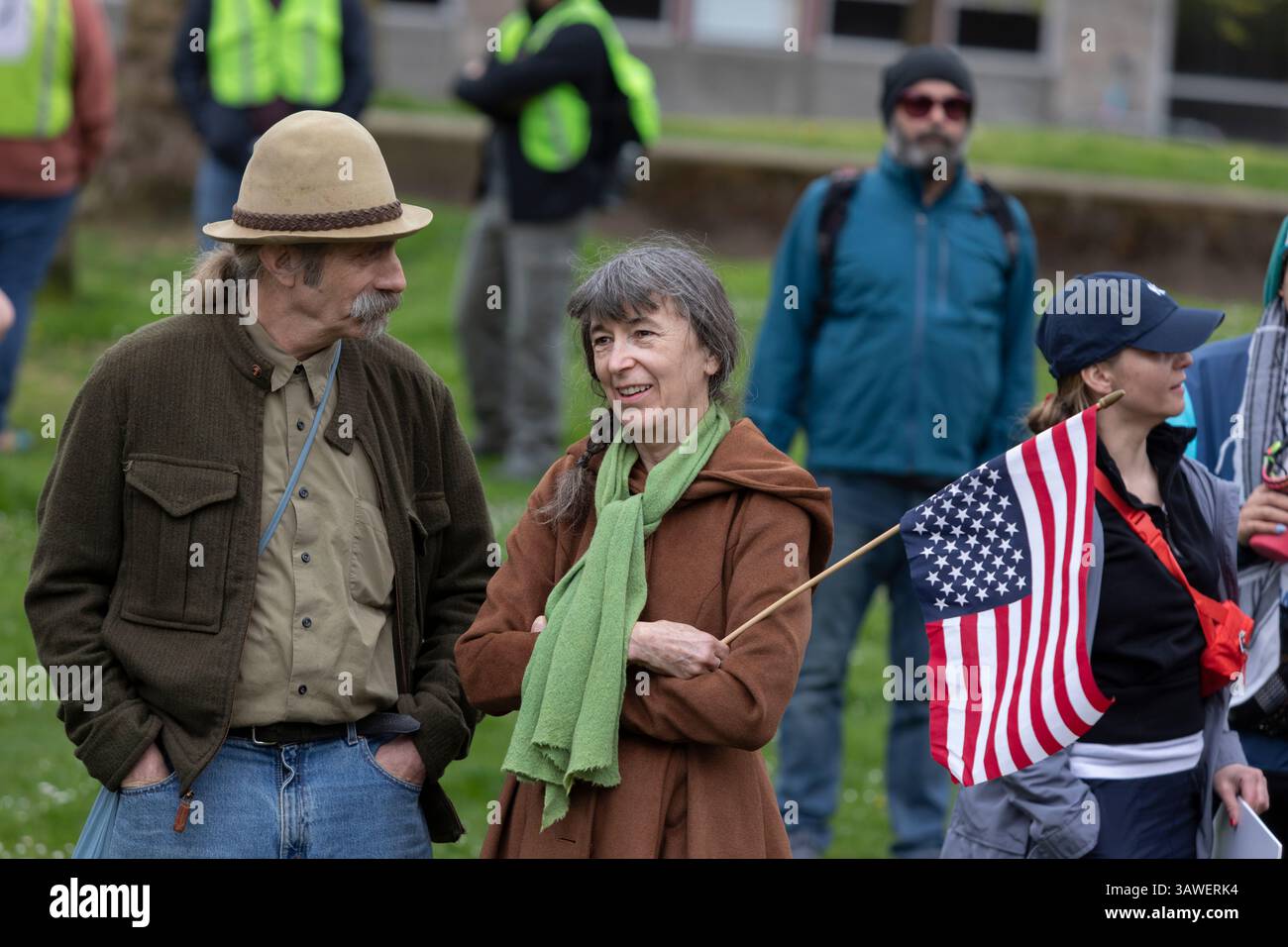 Seattle, Washington, États-Unis. 19 avril 2025. Des centaines de manifestants et de sympathisants se rassemblent au Seattle Central College pour le rassemblement et la marche « We the People Means Everyone » à Seattle le samedi 19 avril 2025. La manifestation en faveur de la démocratie, de la diversité et de l’équité s’inscrit dans le cadre d’une journée nationale d’action contre les actions de l’administration Trump. Crédit : Paul Christian Gordon/Alamy Live News Banque D'Images