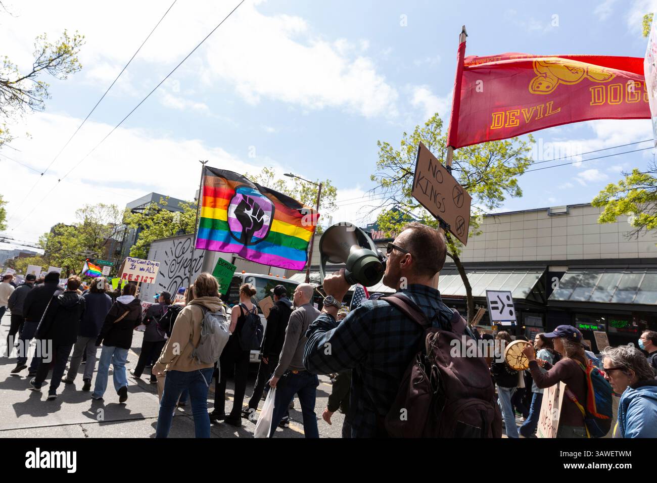 Seattle, Washington, États-Unis. 19 avril 2025. Des centaines de manifestants et de partisans défilent le long de Broadway Ave dans le quartier de Capitol Hill à Seattle lors du rassemblement et de la marche « We the People Means Everyone » à Seattle le samedi 19 avril 2025. La manifestation en faveur de la démocratie, de la diversité et de l’équité s’inscrit dans le cadre d’une journée nationale d’action contre les actions de l’administration Trump. Crédit : Paul Christian Gordon/Alamy Live News Banque D'Images