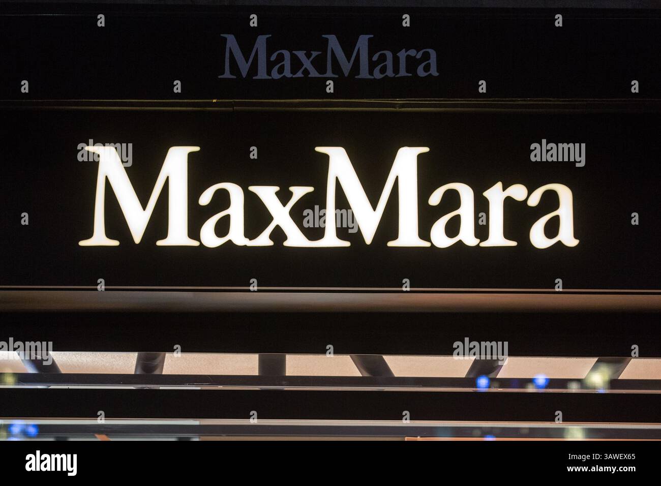 Max Mara un logo de boutique de mode italienne vu sur Rustaveli Avenue. Banque D'Images