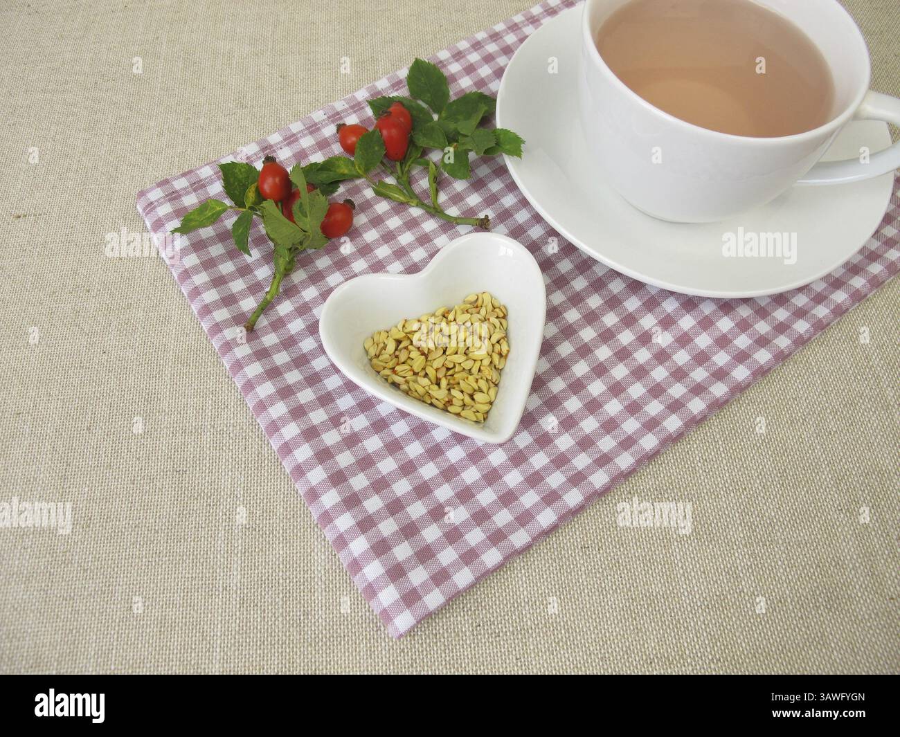 Une tasse de thé aux graines de rose musquée avec des graines de rose musquée Banque D'Images