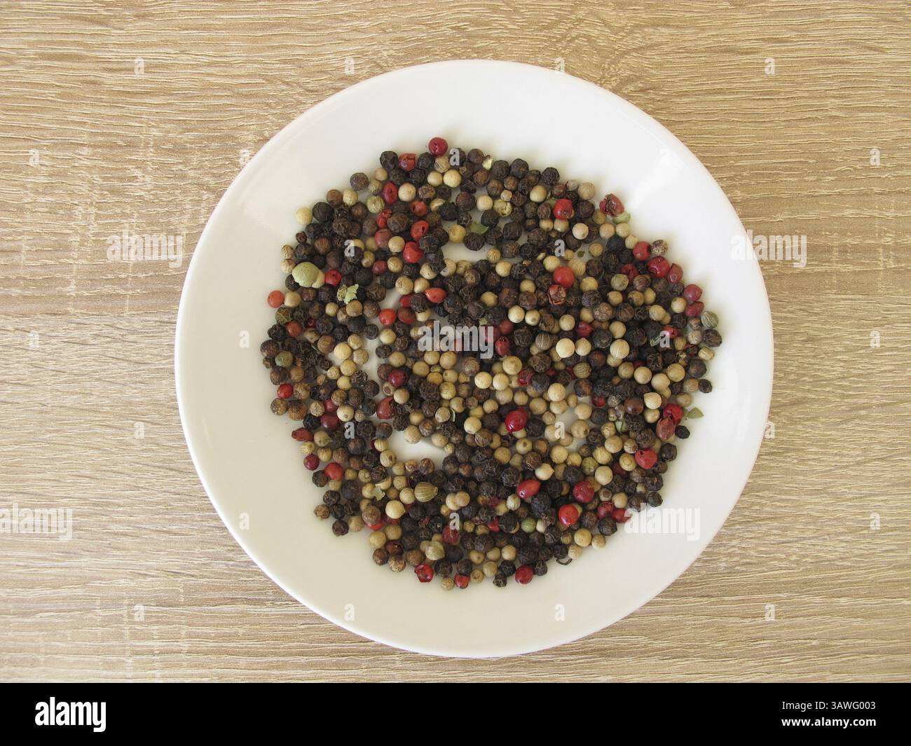 Mélange coloré de poivre sur une assiette Banque D'Images