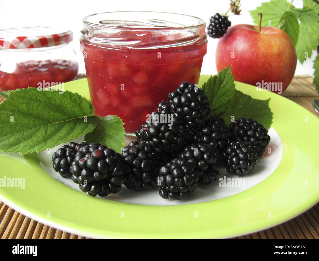 Confiture maison de mûres et de pommes Banque D'Images