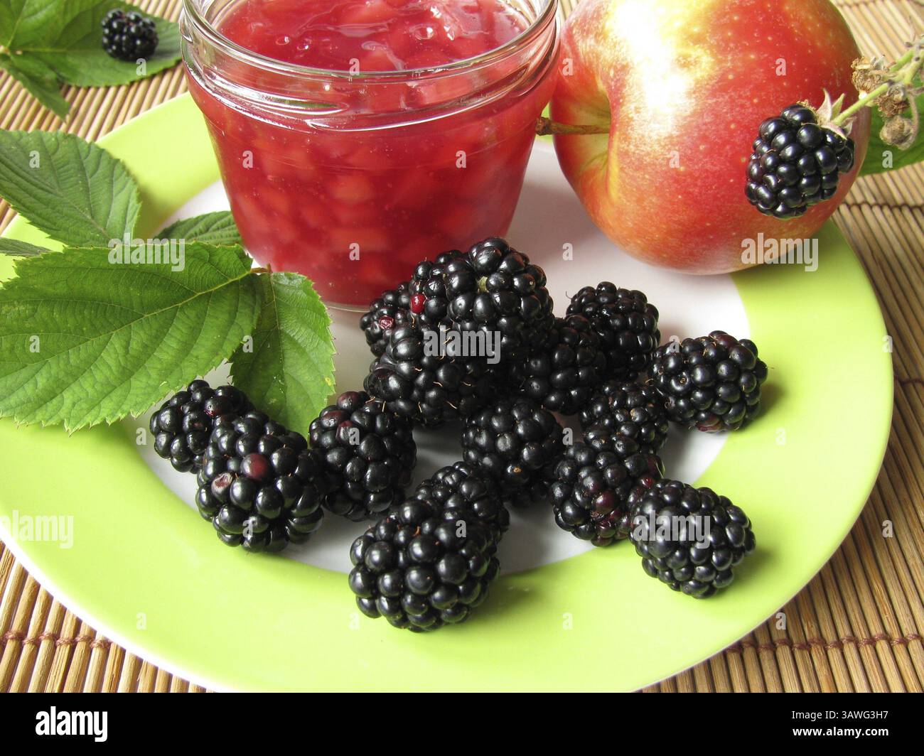 Confiture maison de mûres et de pommes Banque D'Images