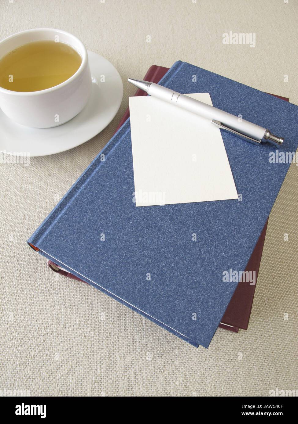 Des livres, un bloc-notes vierge et une tasse de thé Banque D'Images